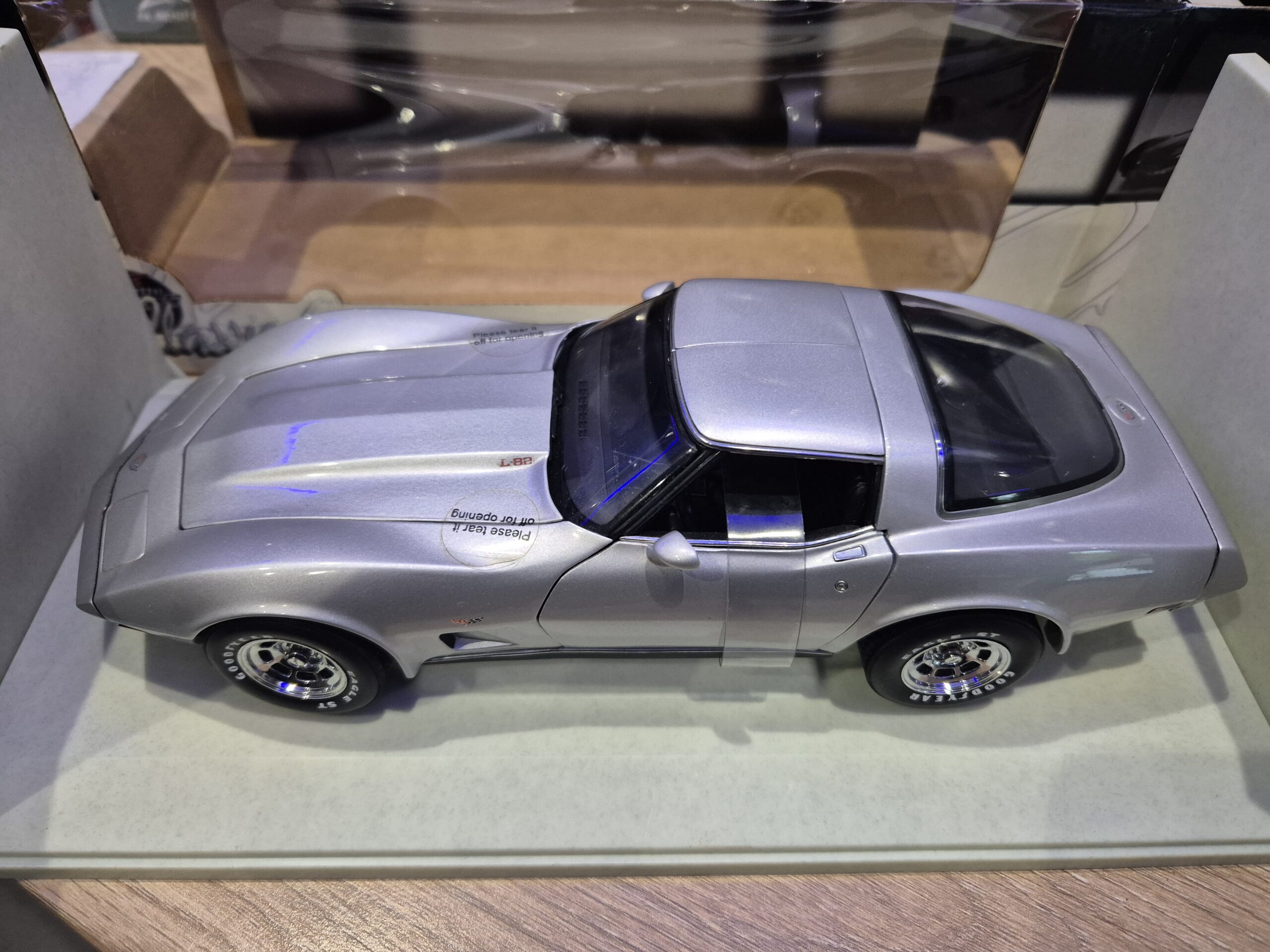 Chevrolet Corvette C3 Coupe Silver SREBRNY UT Models 1/18 21072 - obrazek 3