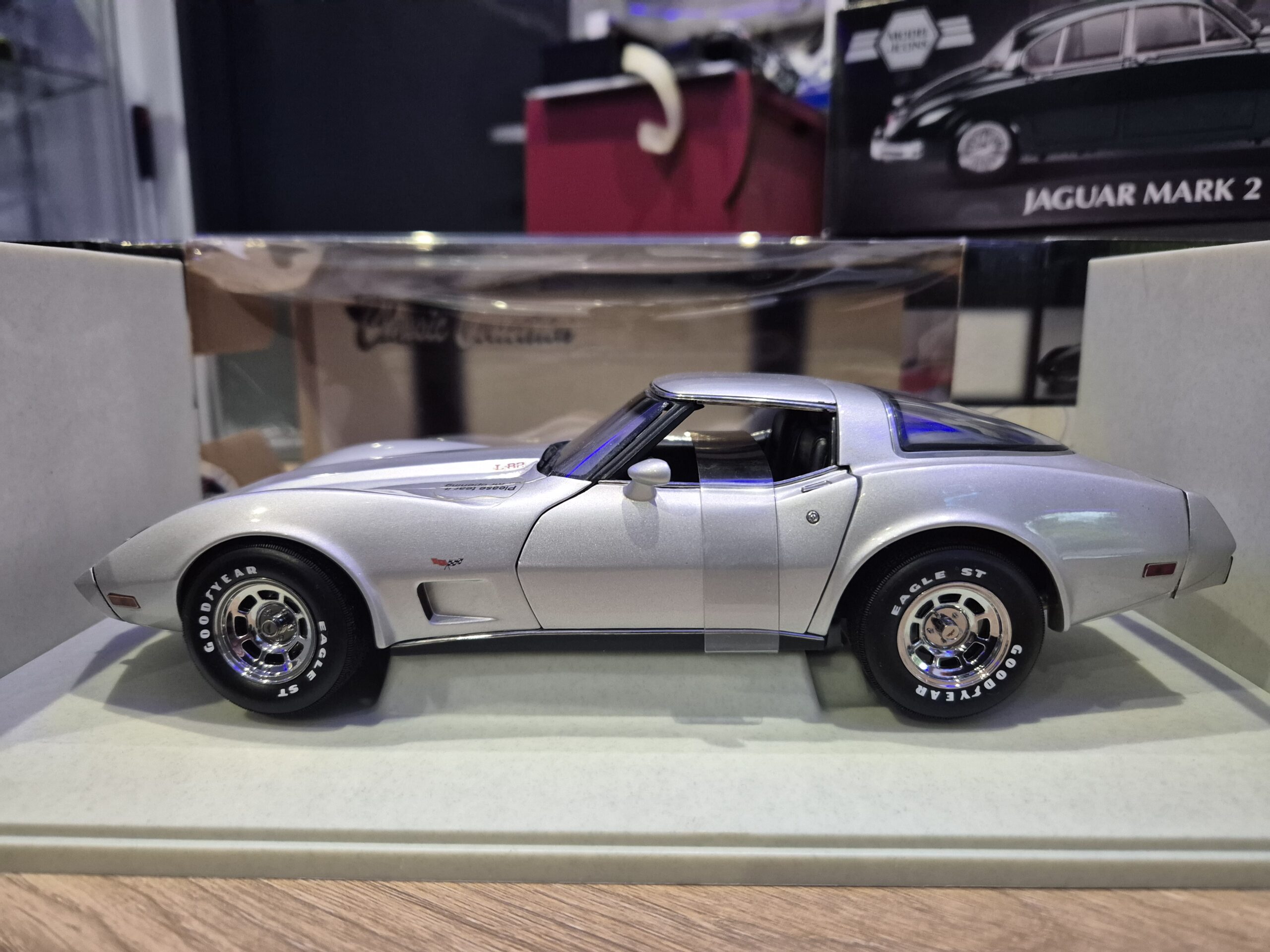 Chevrolet Corvette C3 Coupe Silver SREBRNY UT Models 1/18 21072 - obrazek 4