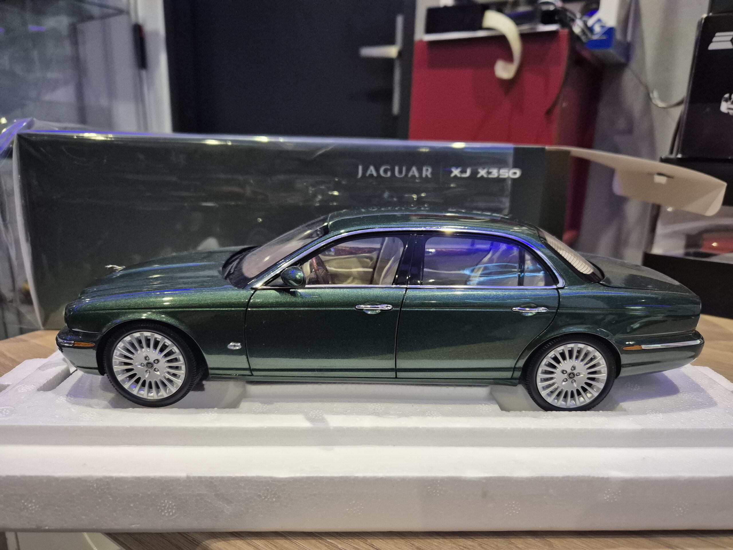 Jaguar XJ6 X350 Racing Green Almost Real 1/18 810502 - obrazek 2
