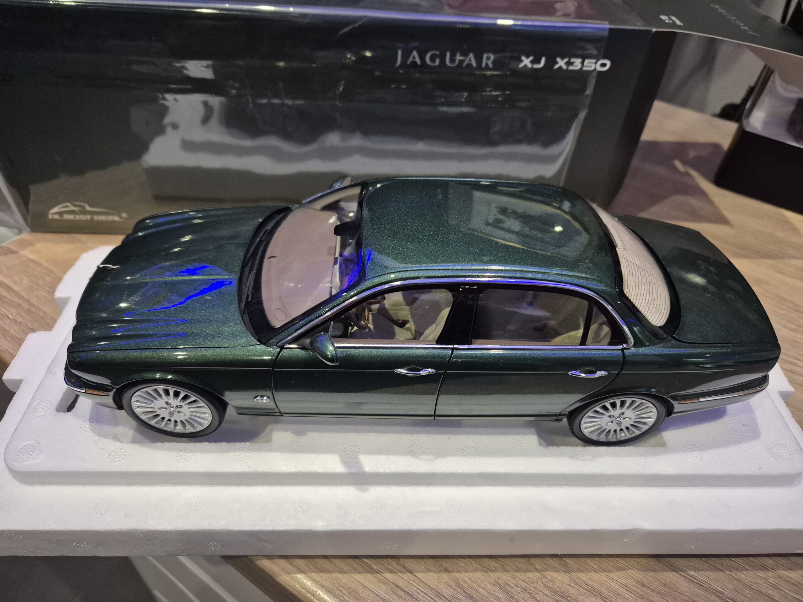 Jaguar XJ6 X350 Racing Green Almost Real 1/18 810502 - obrazek 3