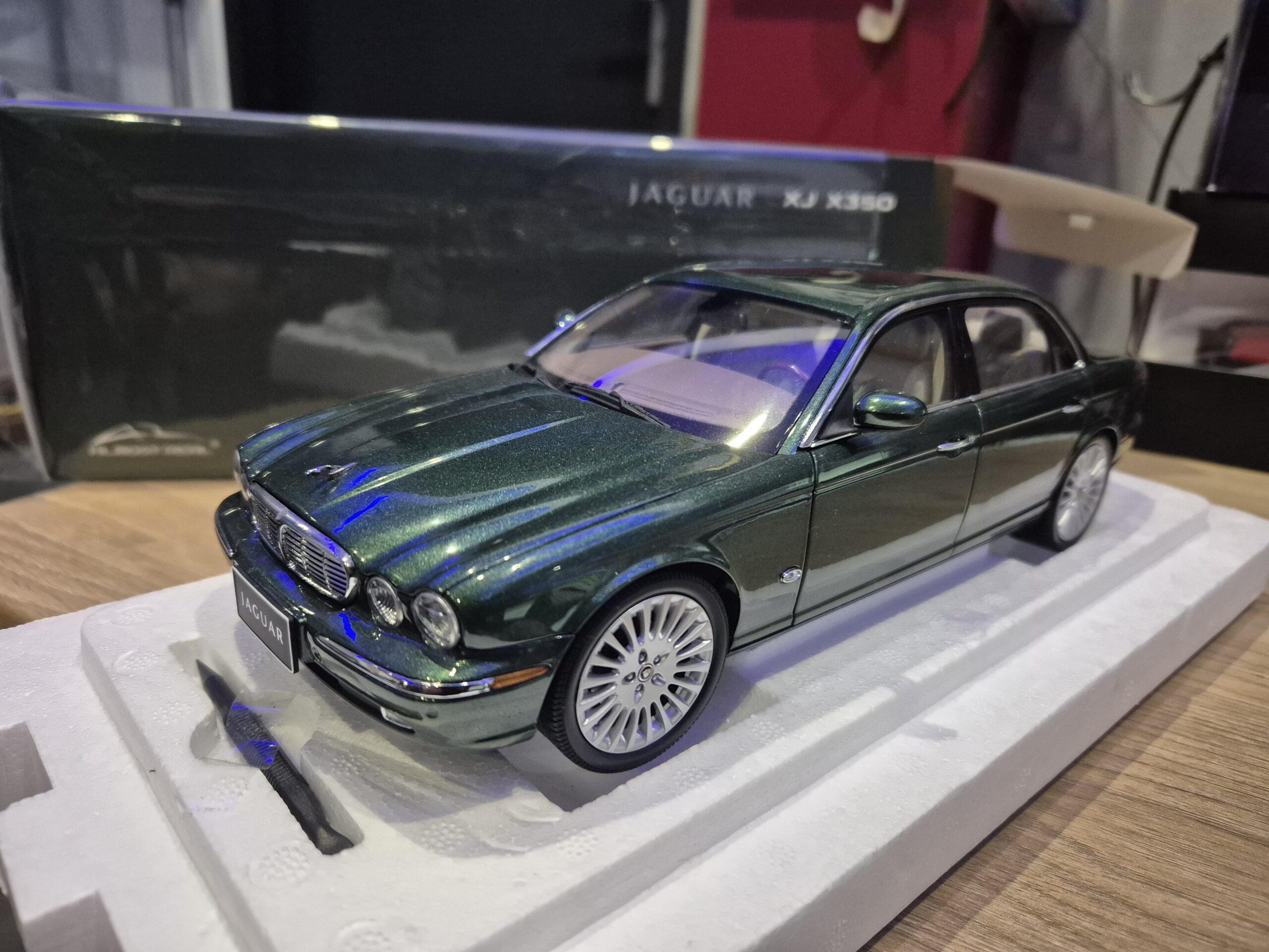 Jaguar XJ6 X350 Racing Green Almost Real 1/18 810502