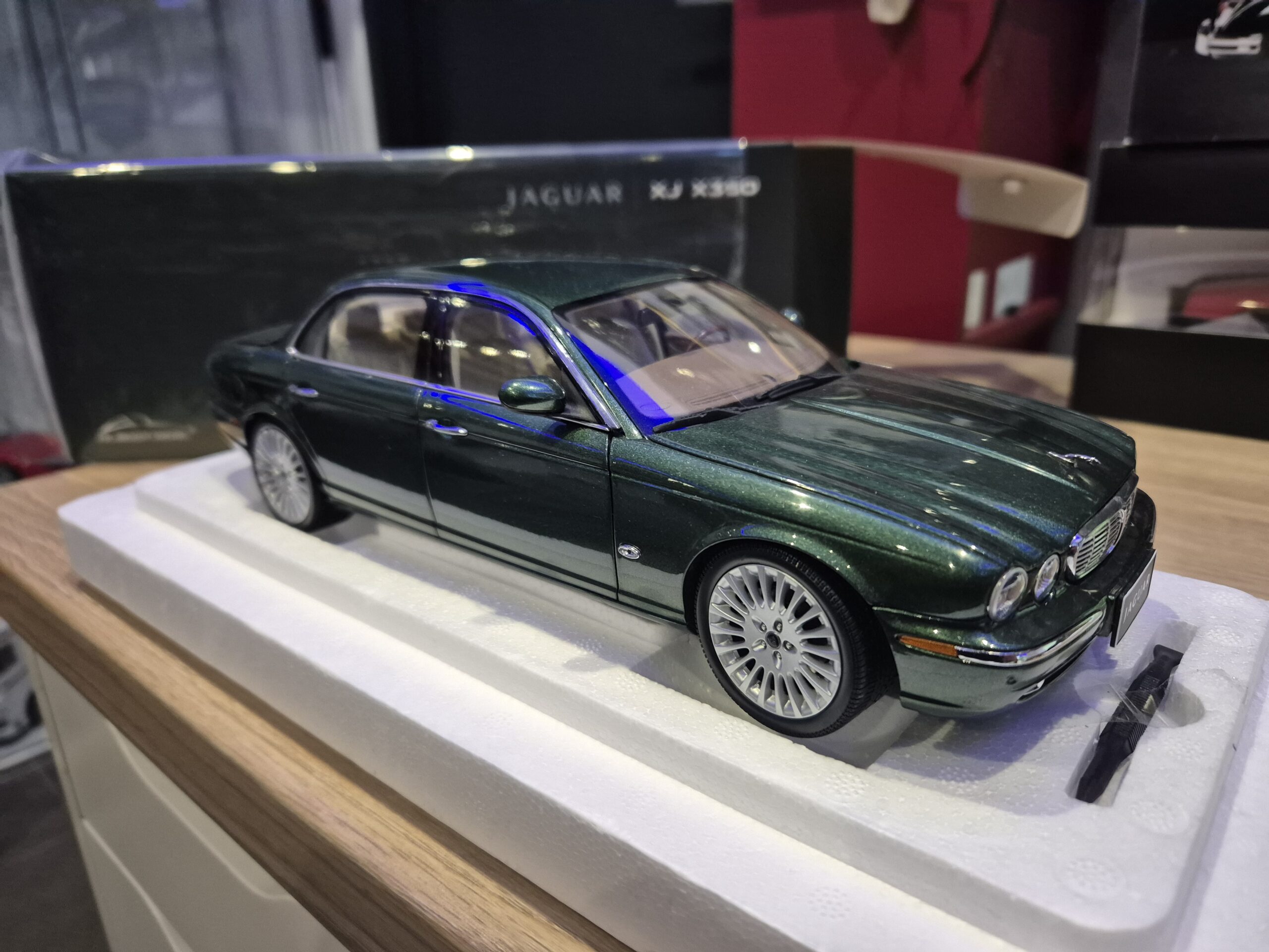 Jaguar XJ6 X350 Racing Green Almost Real 1/18 810502 - obrazek 5