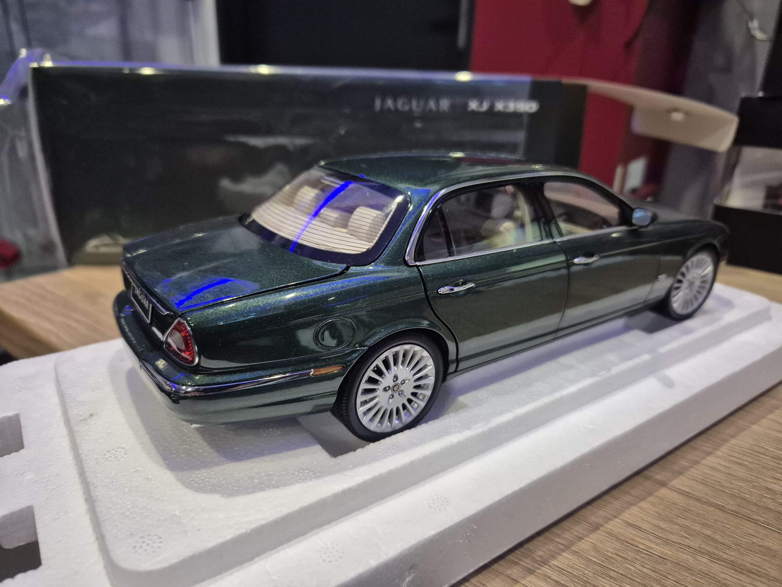 Jaguar XJ6 X350 Racing Green Almost Real 1/18 810502 - obrazek 6