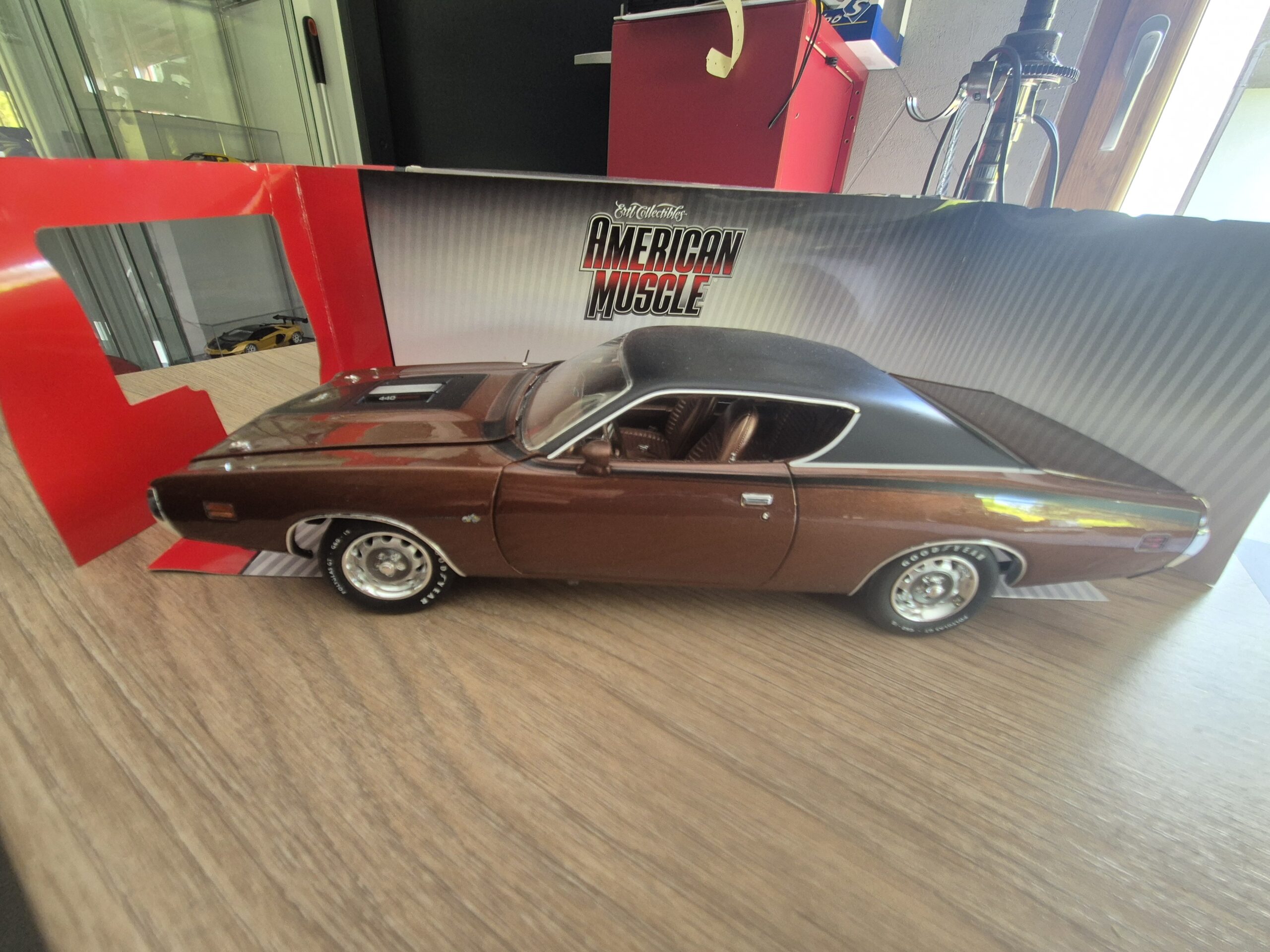 ERTL Auto World amm1003/06 Dodge Super Bee 1971 skala 1/18 - obrazek 4