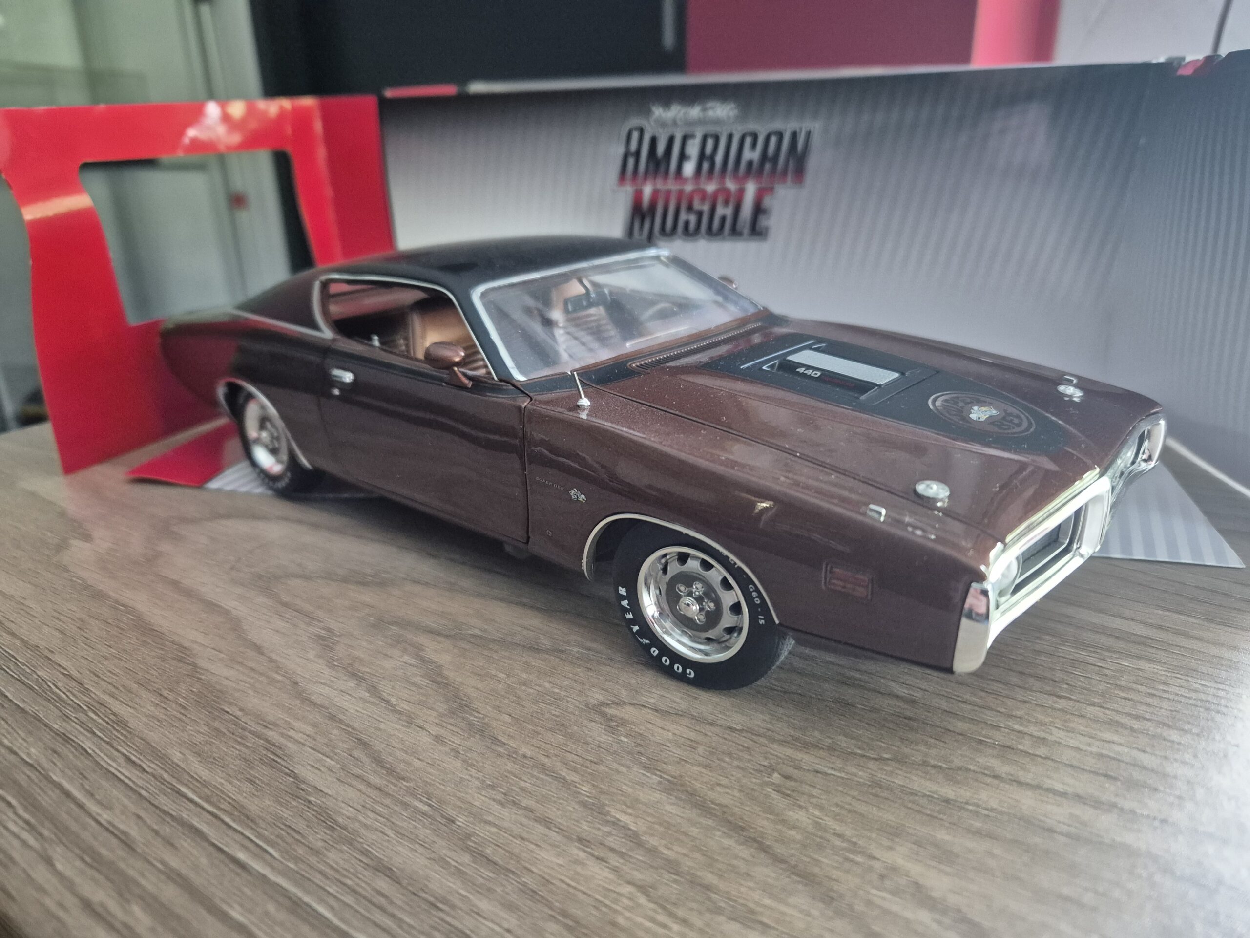 ERTL Auto World amm1003/06 Dodge Super Bee 1971 skala 1/18