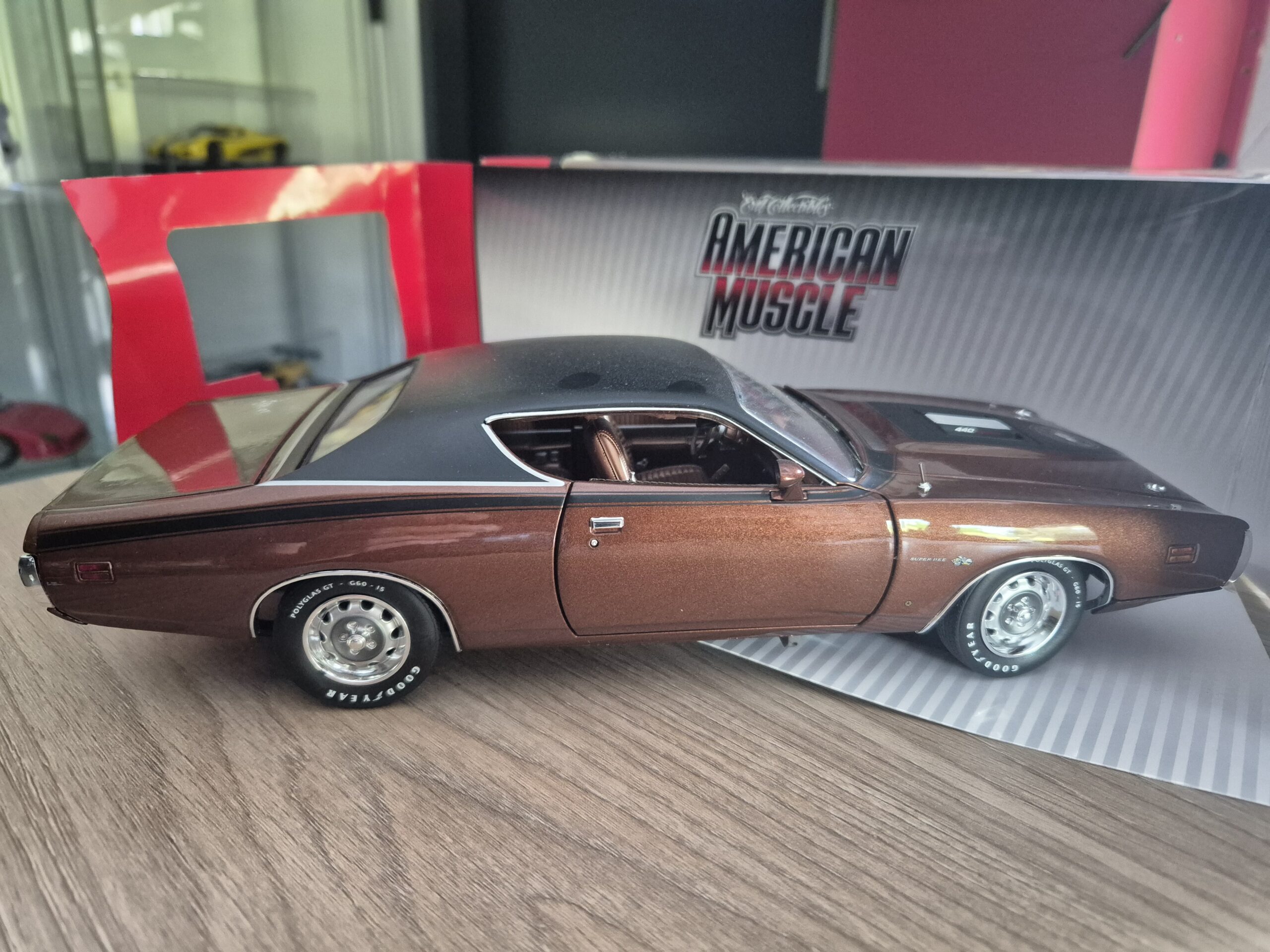 ERTL Auto World amm1003/06 Dodge Super Bee 1971 skala 1/18 - obrazek 7