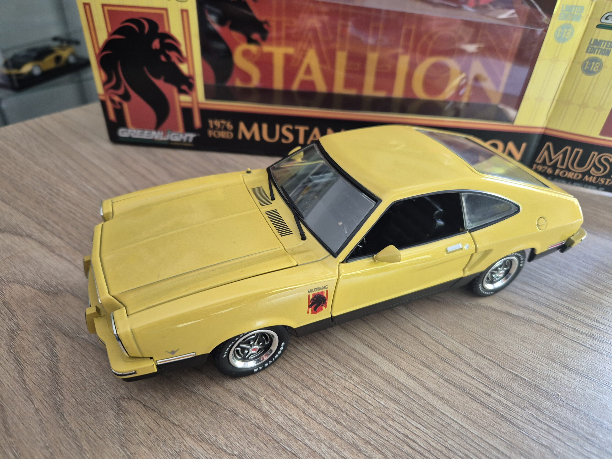 FORD MUSTANG II STALLION 1976 1/18 GREENLIGHT 12889 - obrazek 3