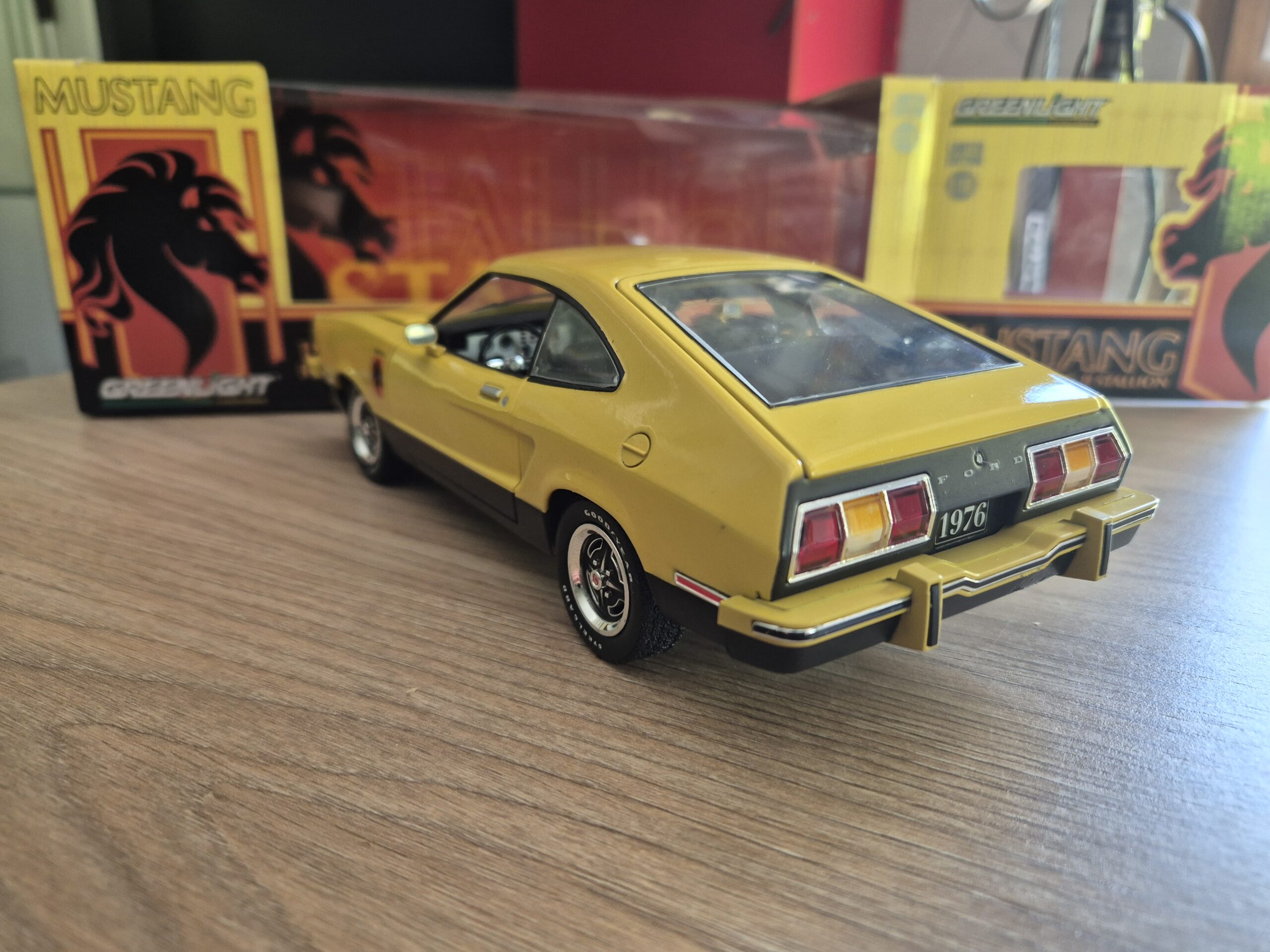 FORD MUSTANG II STALLION 1976 1/18 GREENLIGHT 12889 - obrazek 4