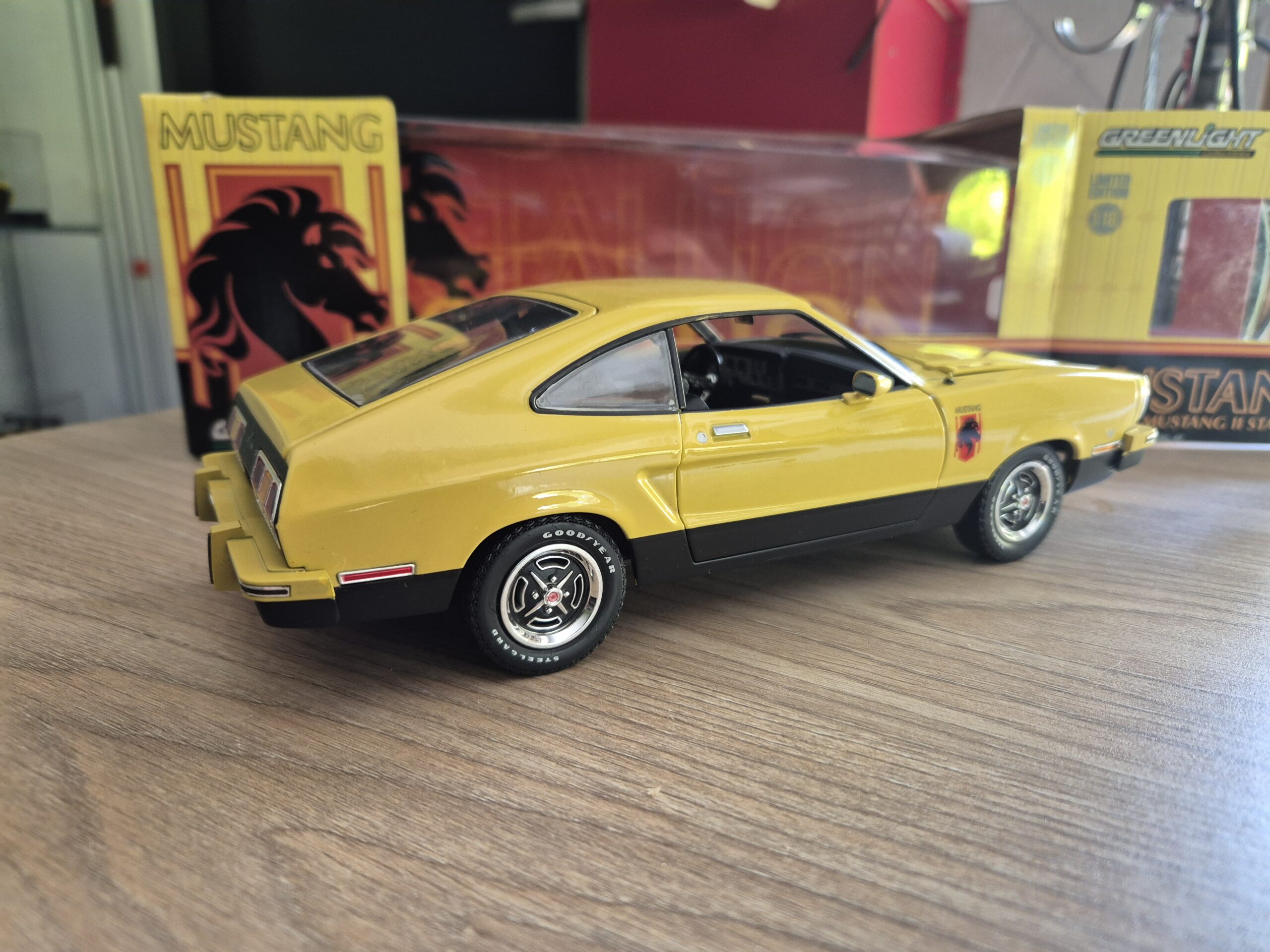 FORD MUSTANG II STALLION 1976 1/18 GREENLIGHT 12889 - obrazek 5
