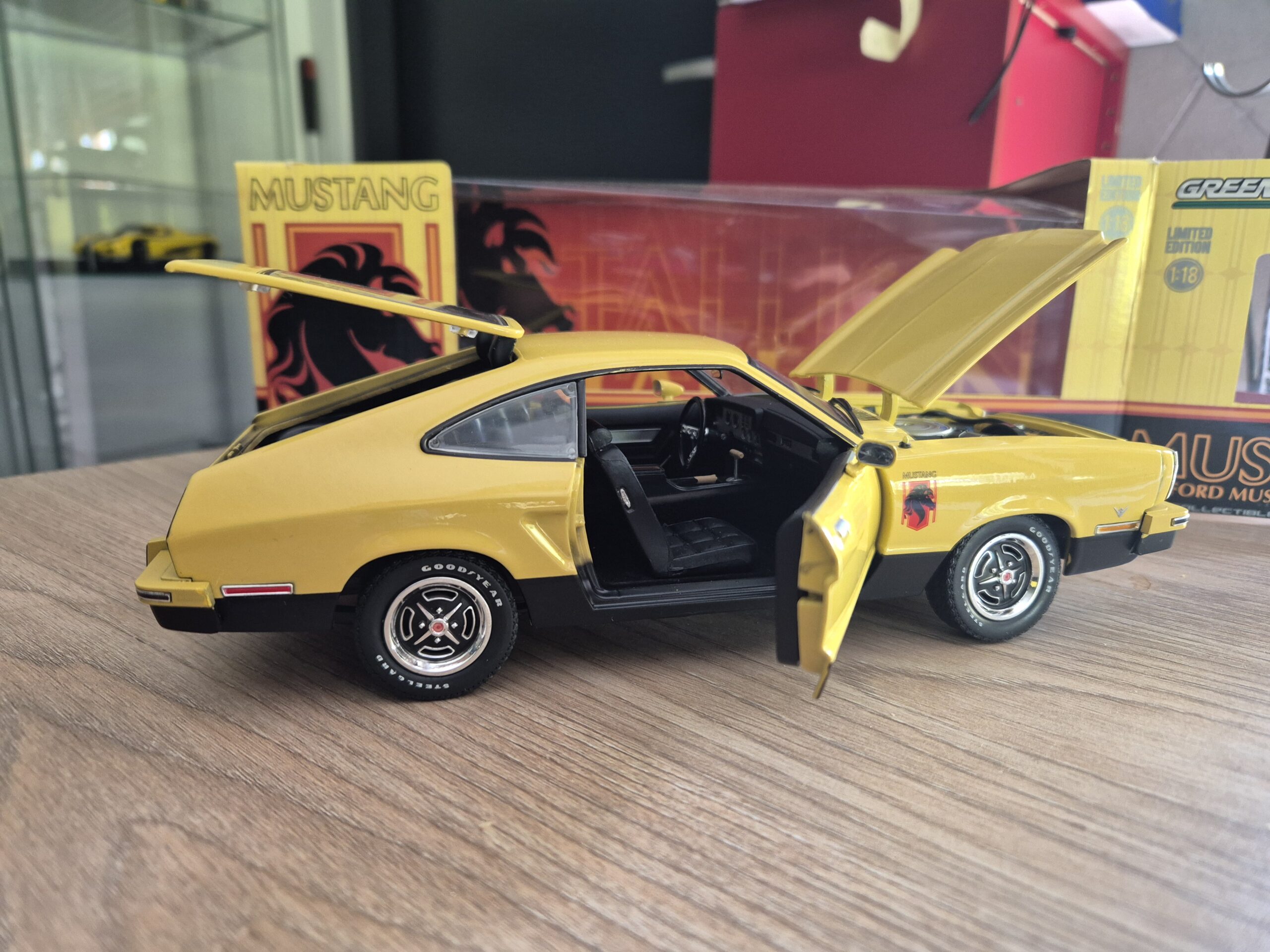 FORD MUSTANG II STALLION 1976 1/18 GREENLIGHT 12889 - obrazek 6