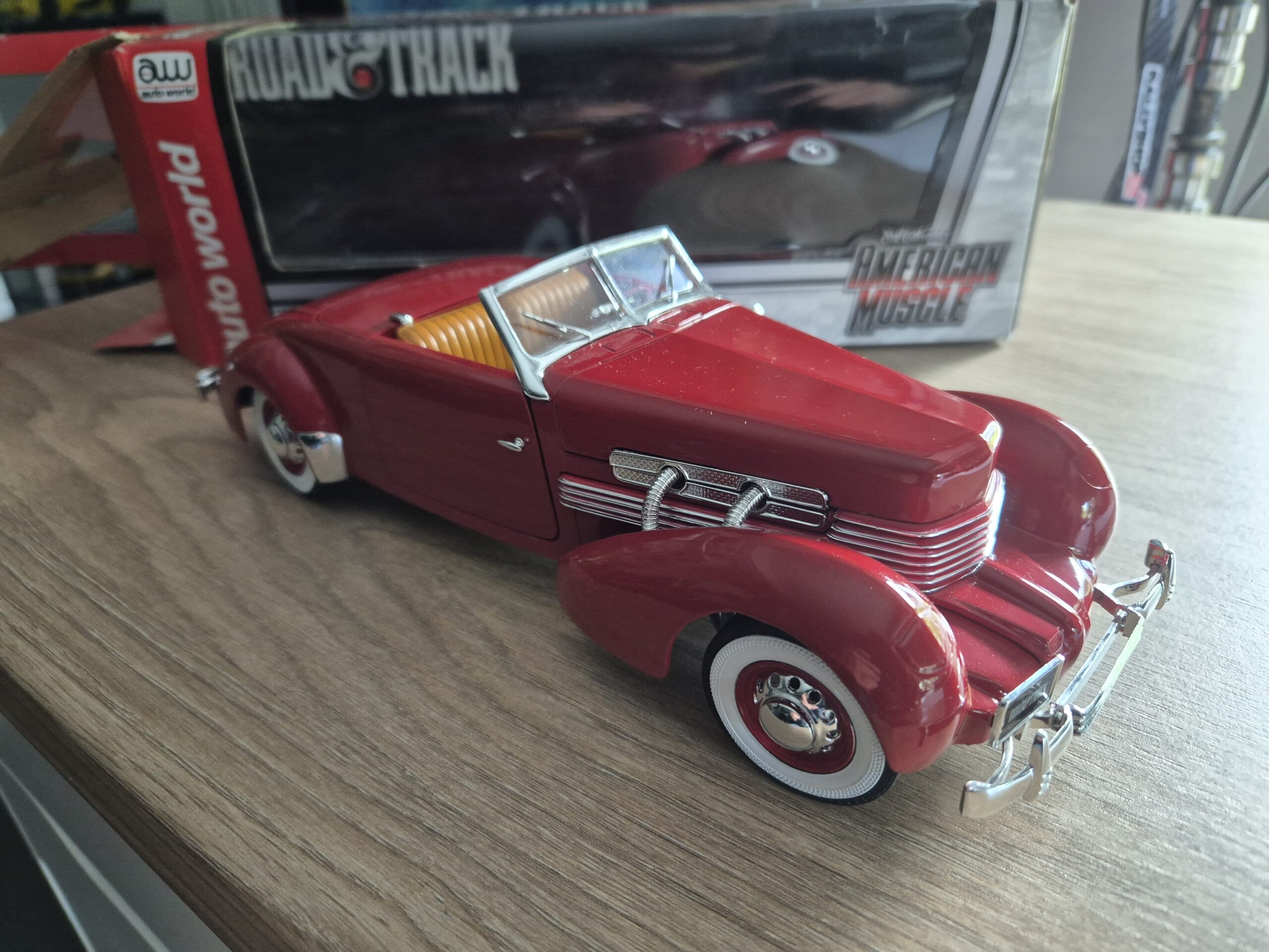 ertl Auto world amm1014/06 Cord 812 Convetertible 1937 skala 1/18