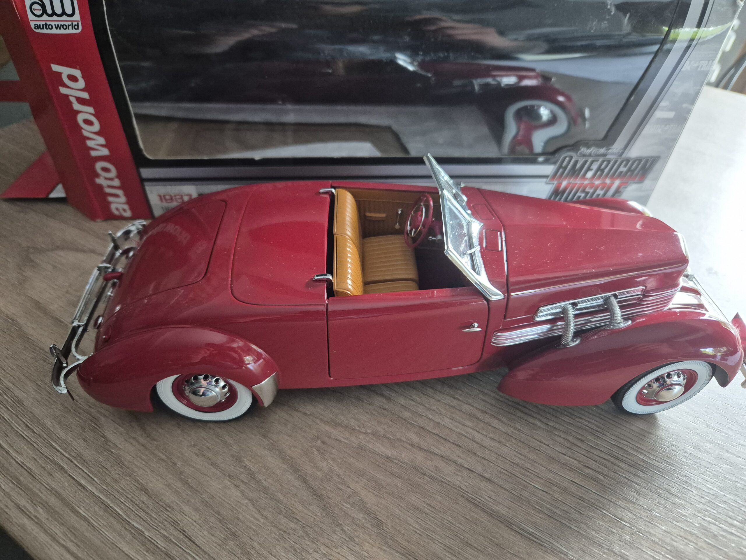ertl Auto world amm1014/06 Cord 812 Convetertible 1937 skala 1/18 - obrazek 3