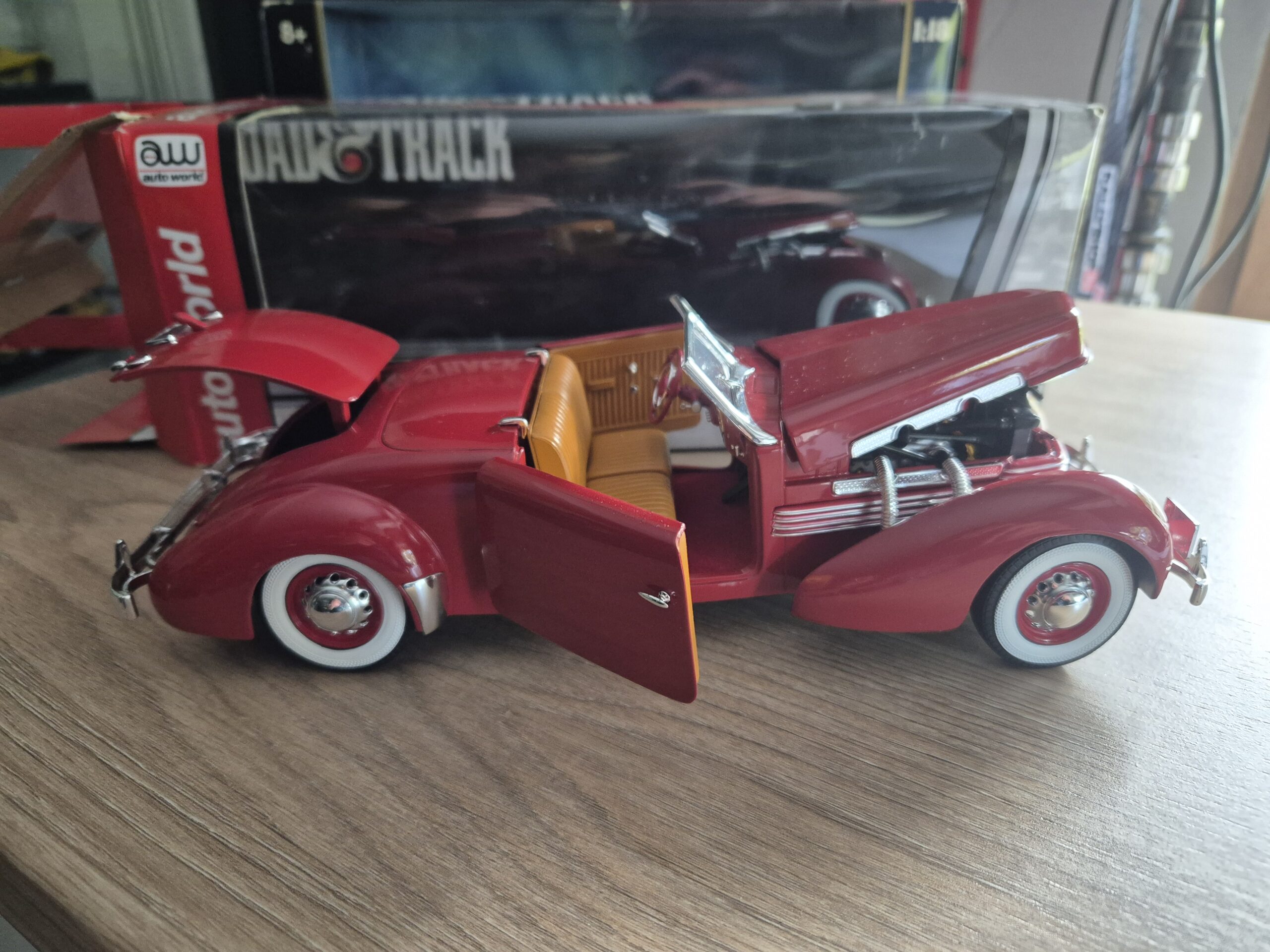 ertl Auto world amm1014/06 Cord 812 Convetertible 1937 skala 1/18 - obrazek 4