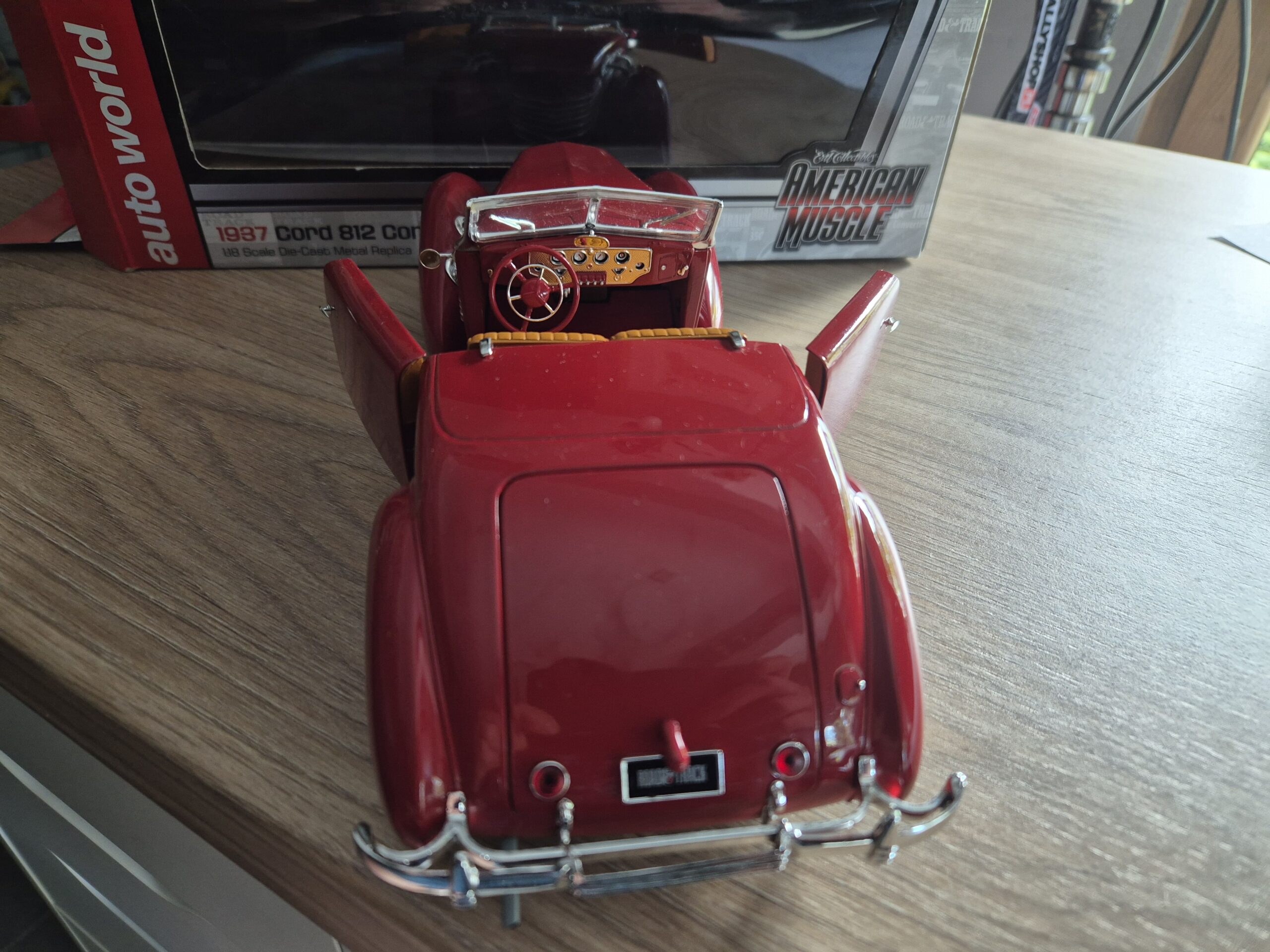ertl Auto world amm1014/06 Cord 812 Convetertible 1937 skala 1/18 - obrazek 5