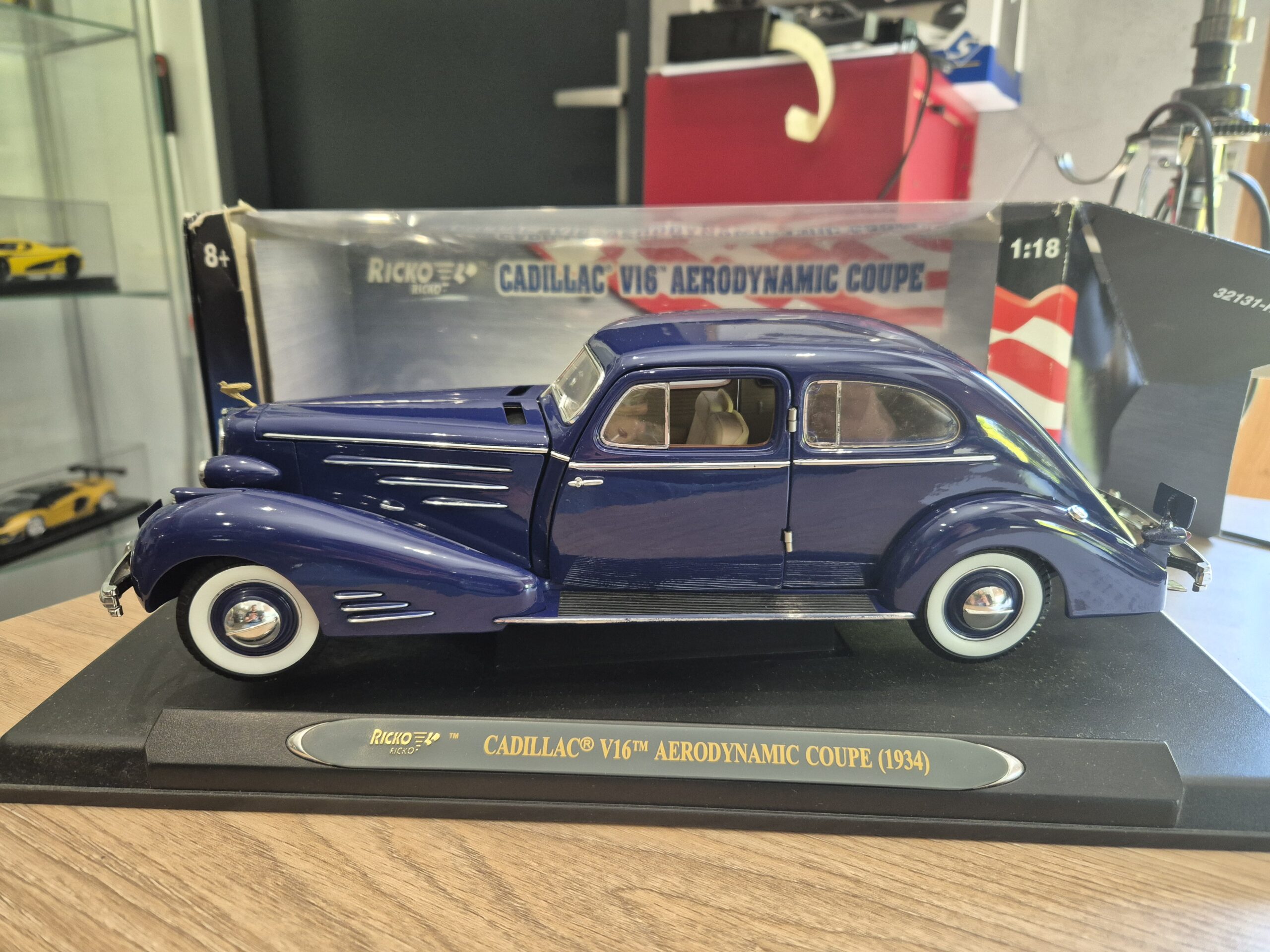 RICKO 32131 SKALA 1/18 CADILLAC V16 AERODYNAMIC COUPE 1934