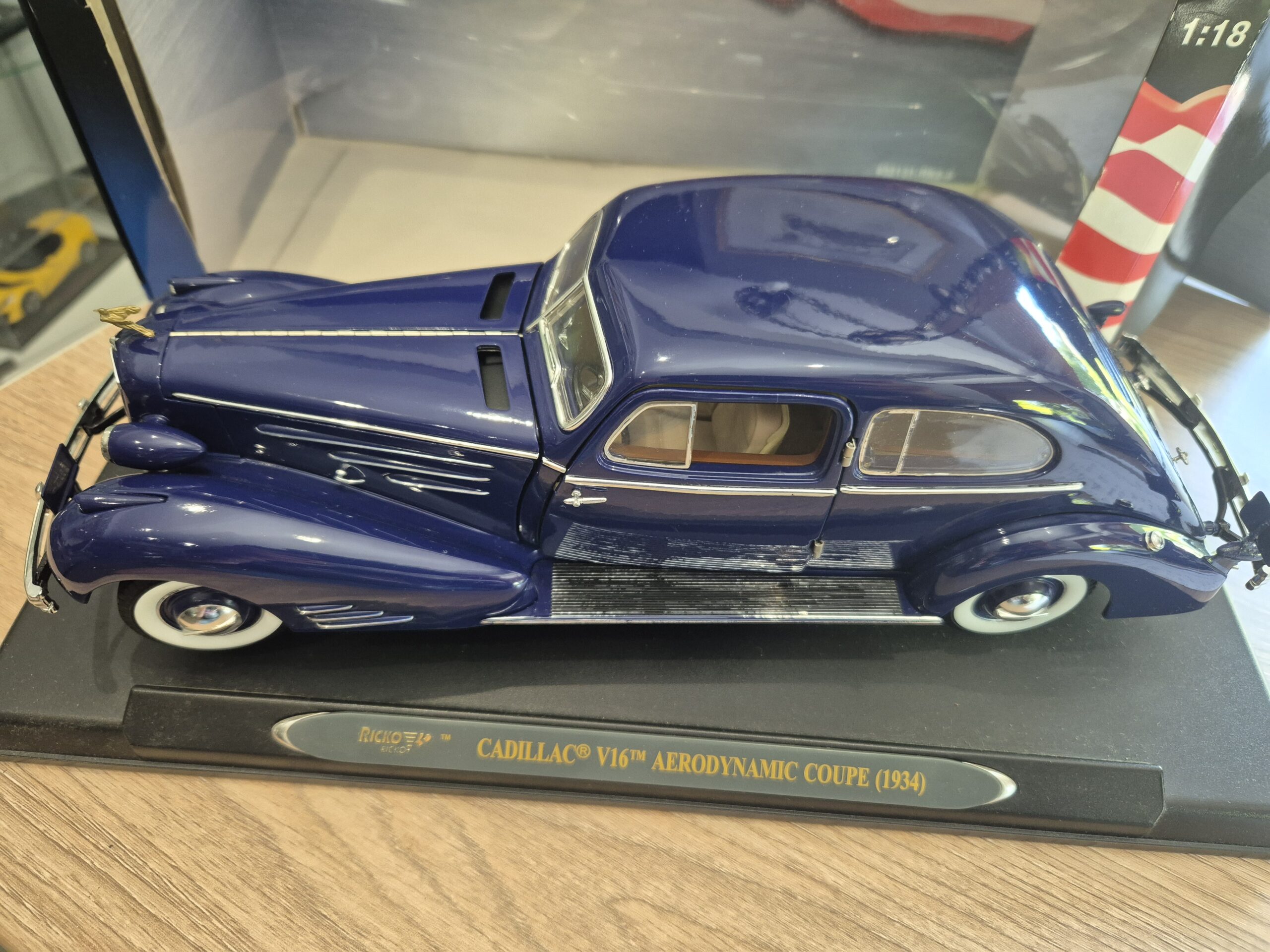 RICKO 32131 SKALA 1/18 CADILLAC V16 AERODYNAMIC COUPE 1934 - obrazek 3
