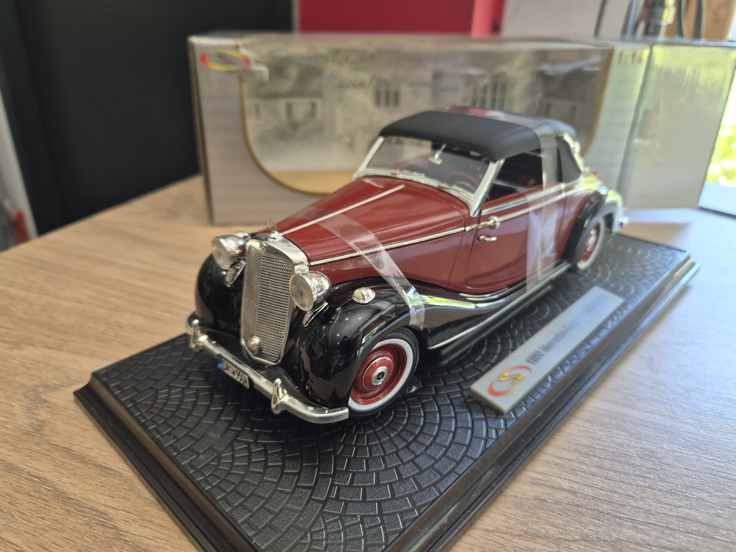 MERCEDES-BENZ 170S 1/18 SIGNATURE 18123 - obrazek 4