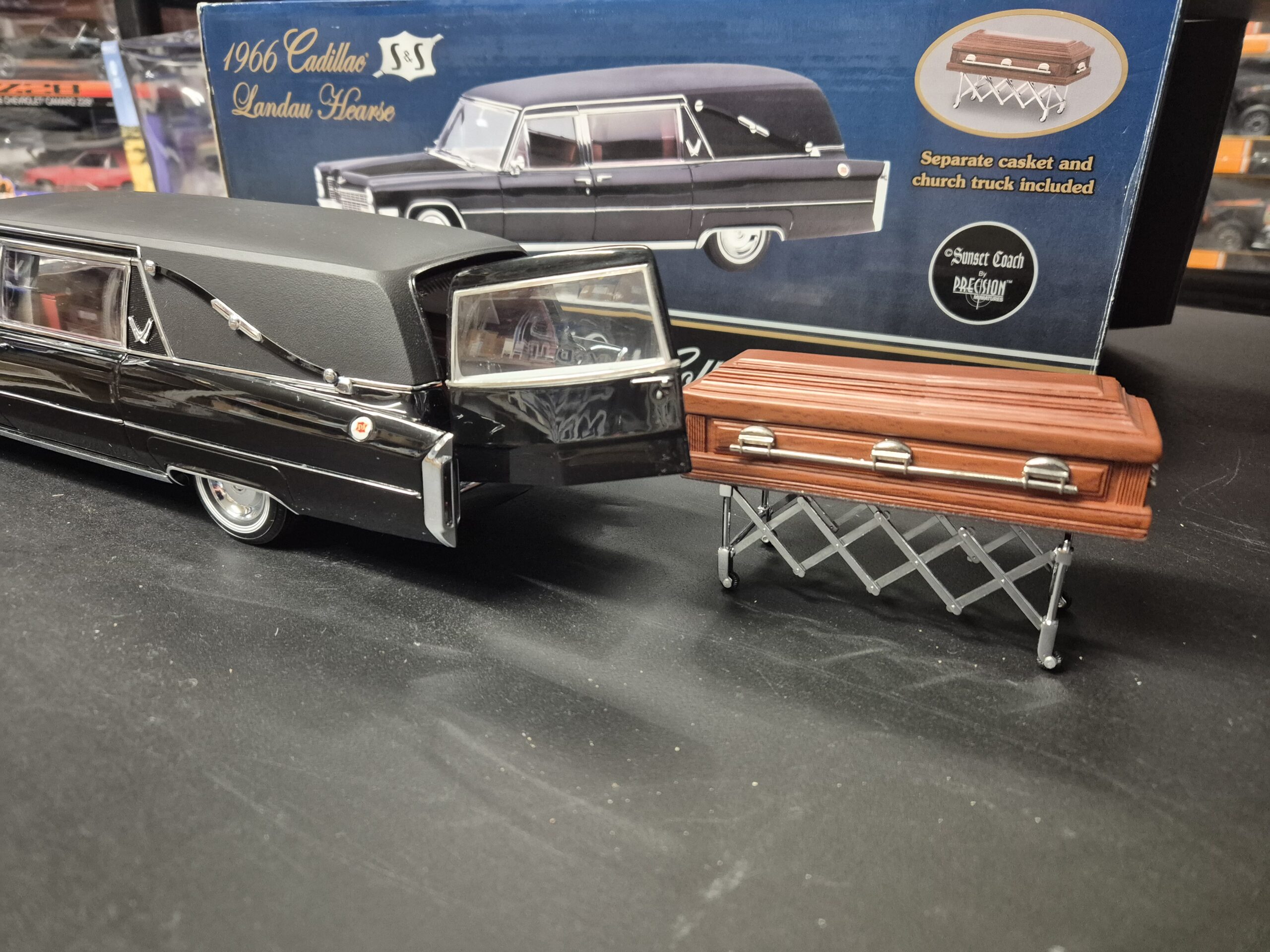 1966 CADILLAC S&S Landau Hearse AUTOKARWAN KARAWAN 1/18 SUNSET COACH - obrazek 3