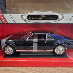 OLDSMOBILE TORONADO 1966 1/18 ROAD SIGNATURE 92718