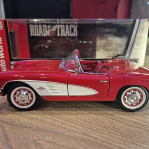 CHEVROLET CORVETTE C2 1961 1/18 ERTL AUTO WORLD AMM991/06