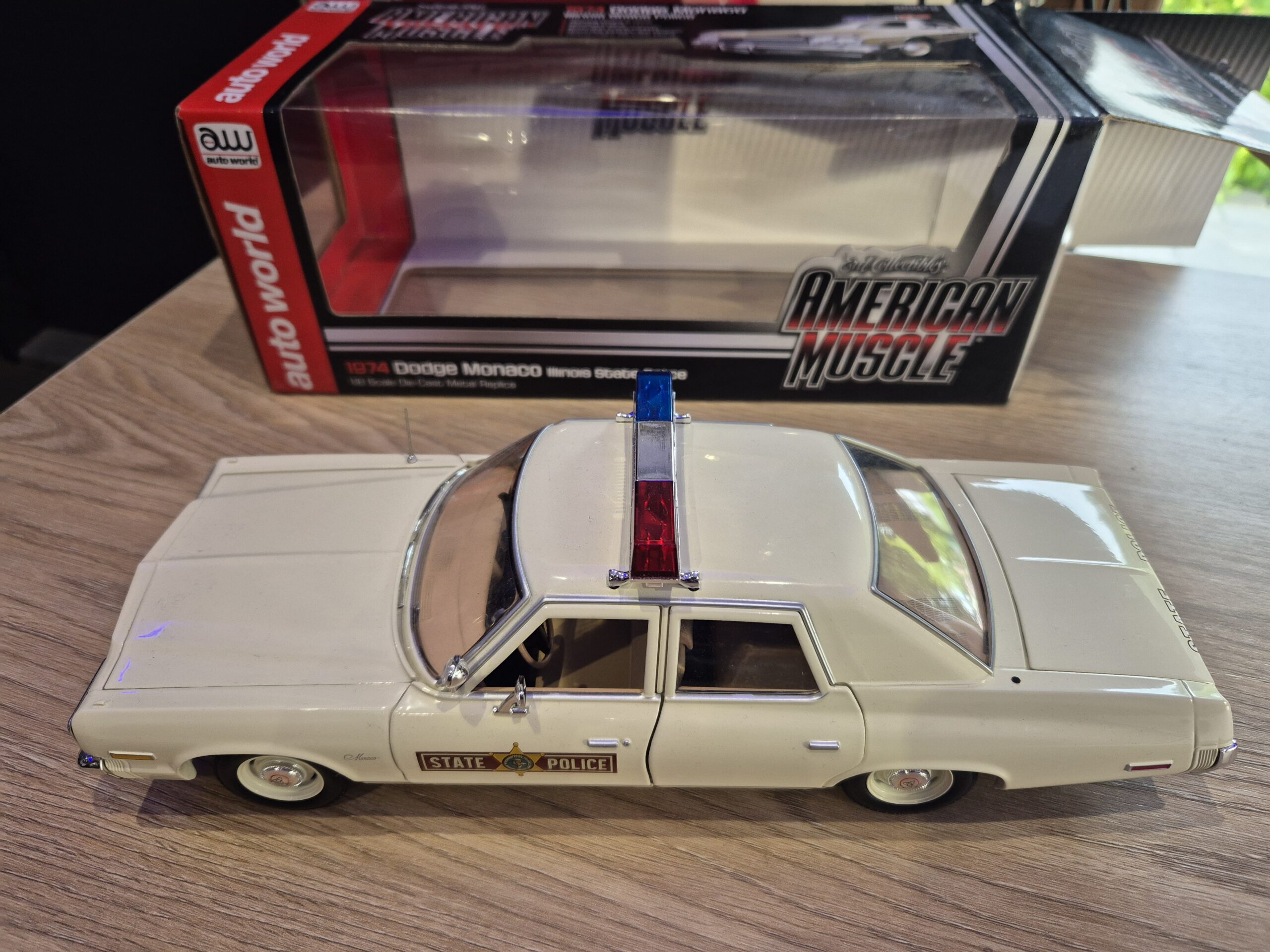 DODGE MONACO 1974 1/18 ILLINOIS STATE POLICE ERTL AUTO WORLD AMM1019/06 - obrazek 2