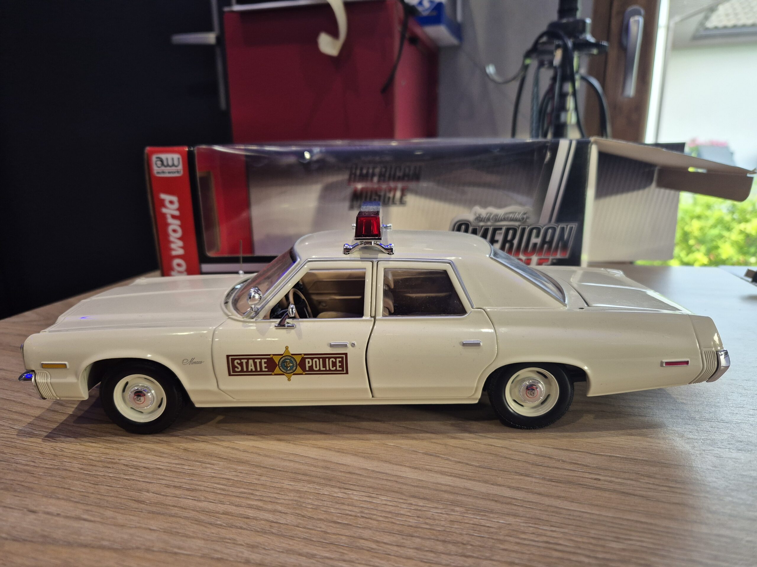 DODGE MONACO 1974 1/18 ILLINOIS STATE POLICE ERTL AUTO WORLD AMM1019/06
