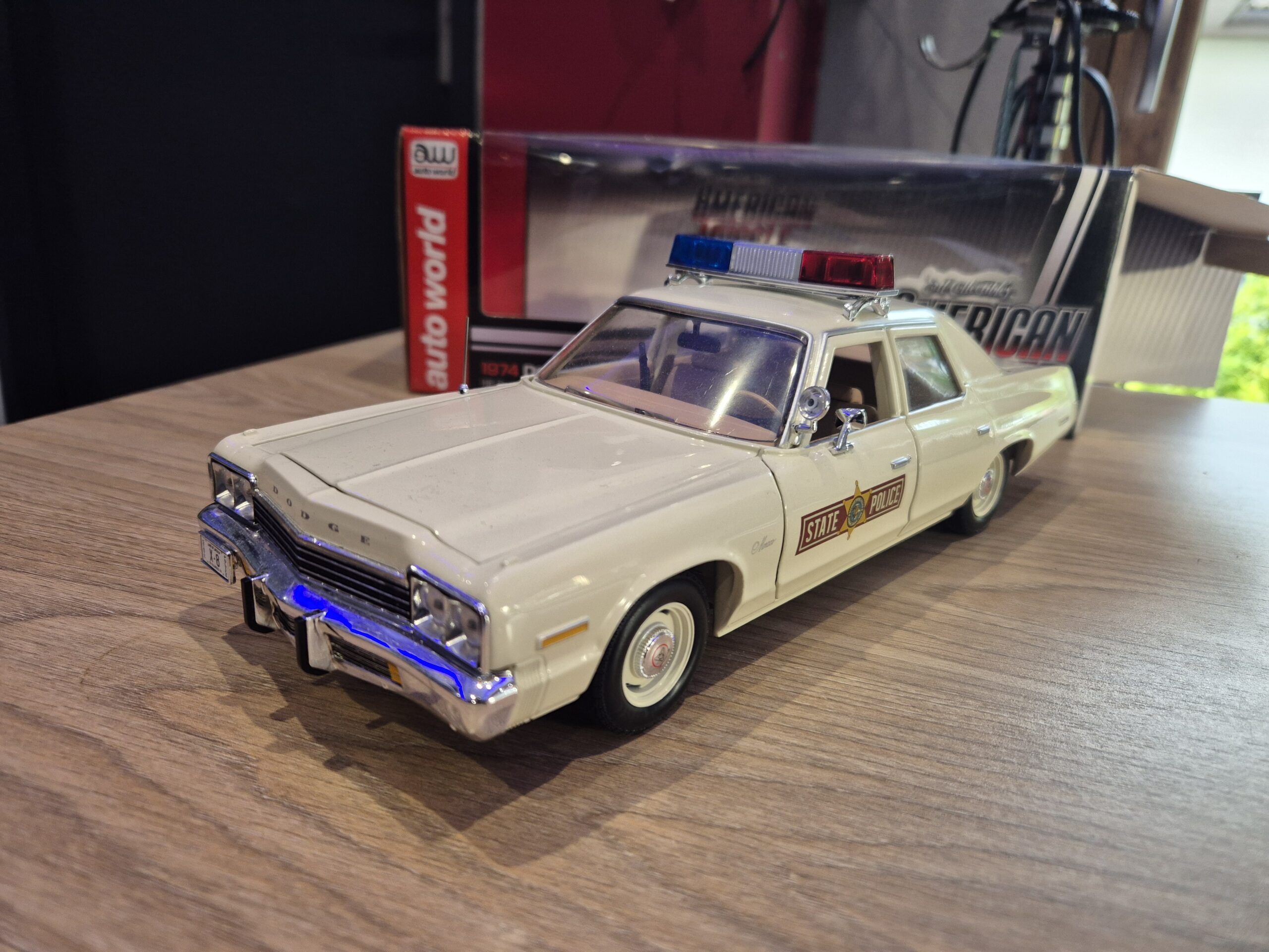 DODGE MONACO 1974 1/18 ILLINOIS STATE POLICE ERTL AUTO WORLD AMM1019/06 - obrazek 4