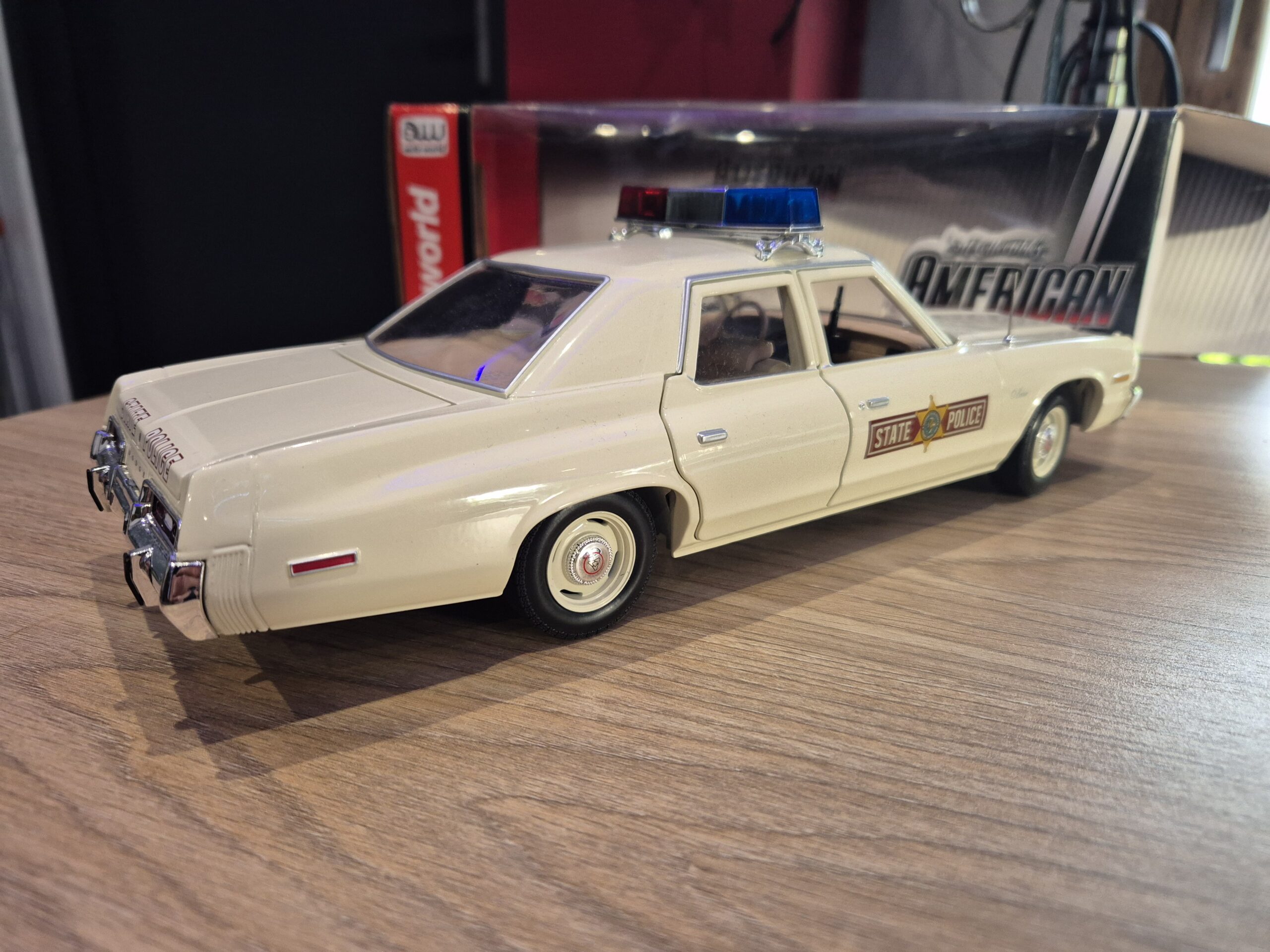 DODGE MONACO 1974 1/18 ILLINOIS STATE POLICE ERTL AUTO WORLD AMM1019/06 - obrazek 6