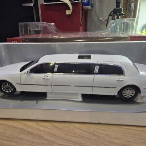 LINCOLN TOWN CAR LIMOUSINE 1/18 SUNSTAR 4201