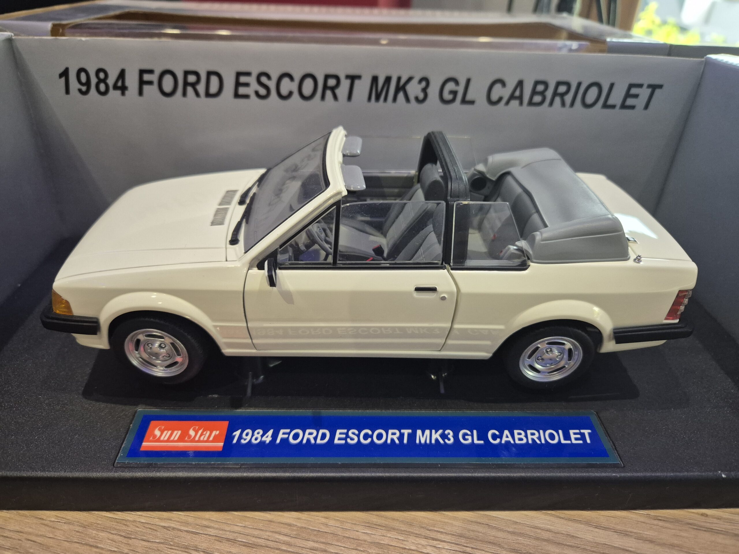 FORD ESCORT MK3 GL 1984 CABRIOLET 1/18 SUNSTAR 4986 - obrazek 3