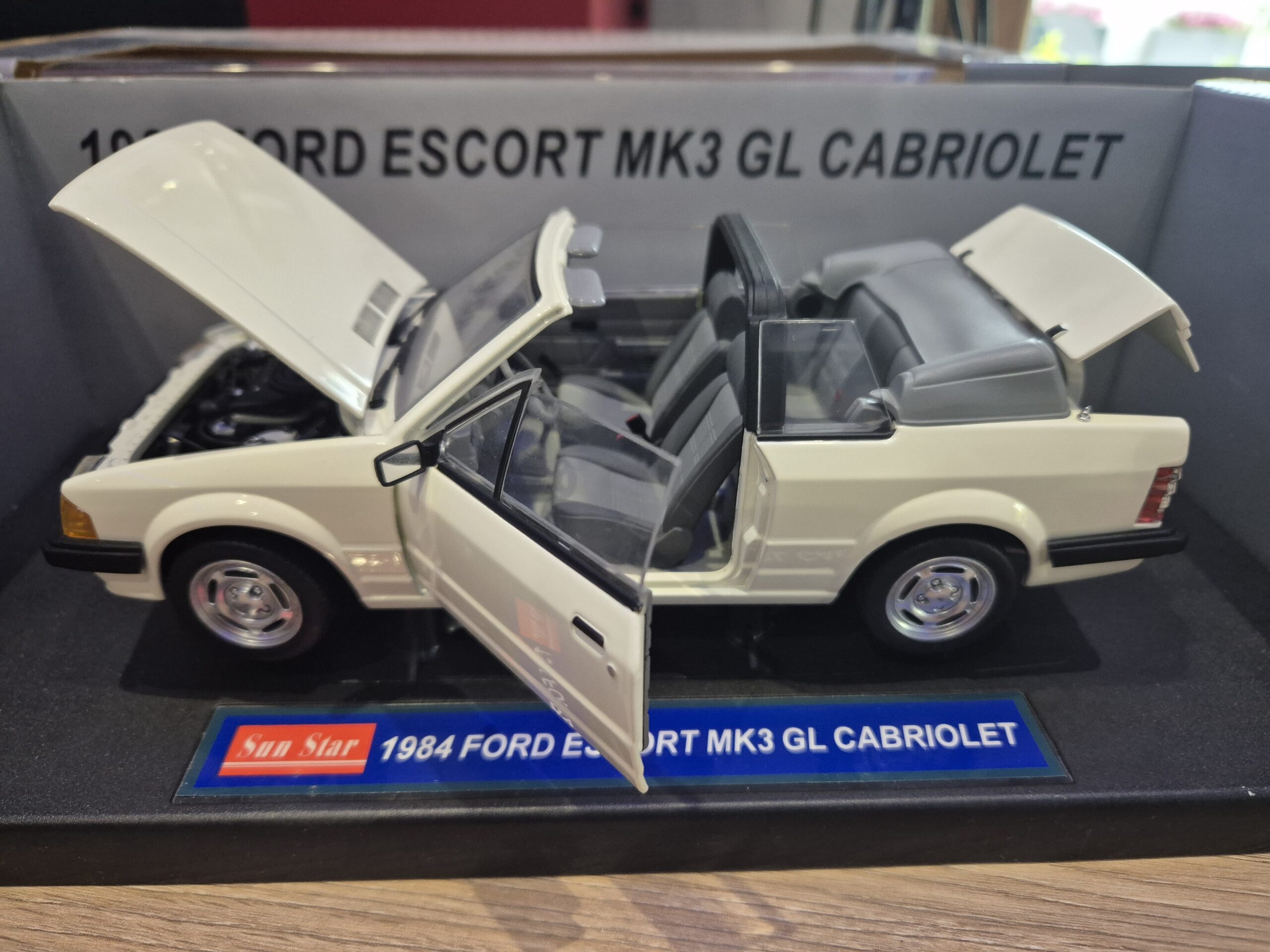 FORD ESCORT MK3 GL 1984 CABRIOLET 1/18 SUNSTAR 4986 - obrazek 4