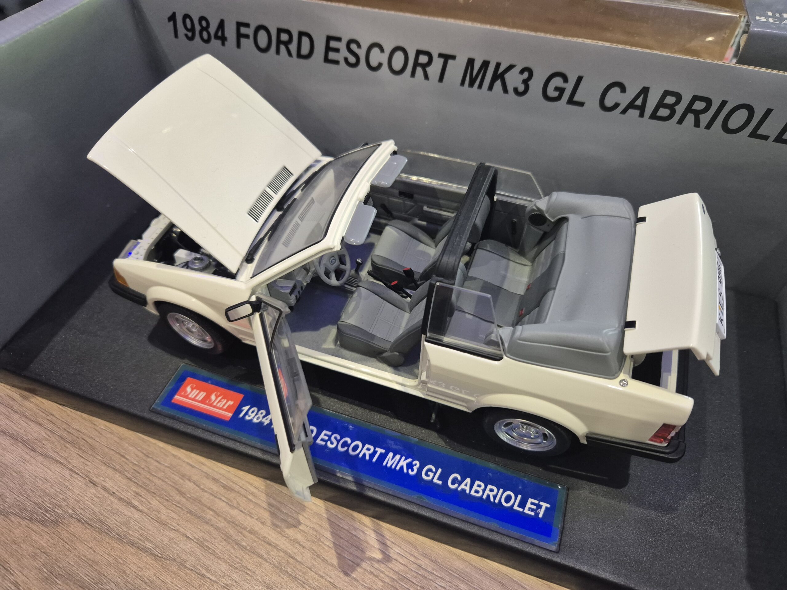 FORD ESCORT MK3 GL 1984 CABRIOLET 1/18 SUNSTAR 4986 - obrazek 5