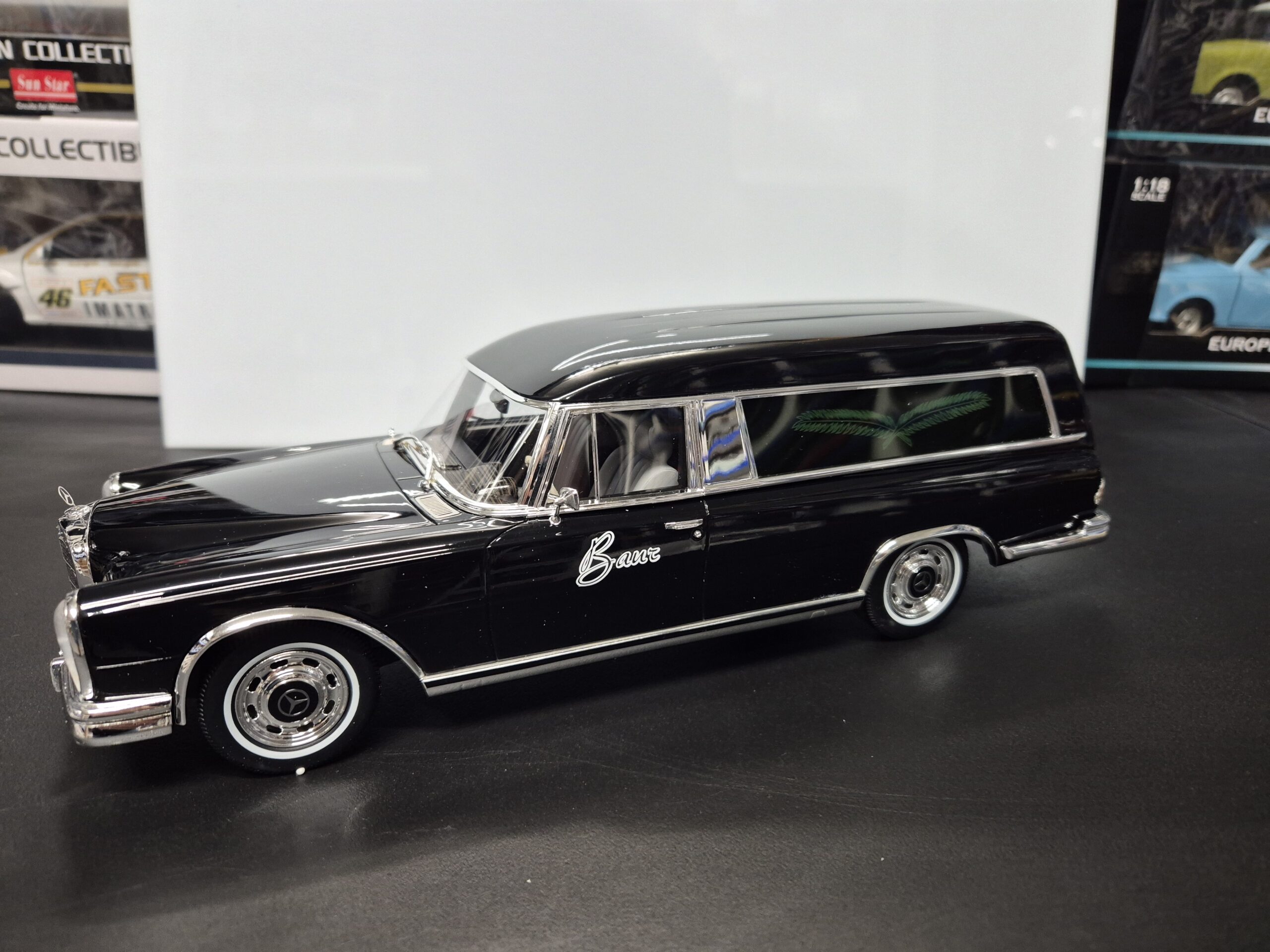 BoS-Models Mercedes 600 Pollmann KARAWAN SAMOCHÓD POGRZEBOWY 1969, 1:18 BOS402 - obrazek 3