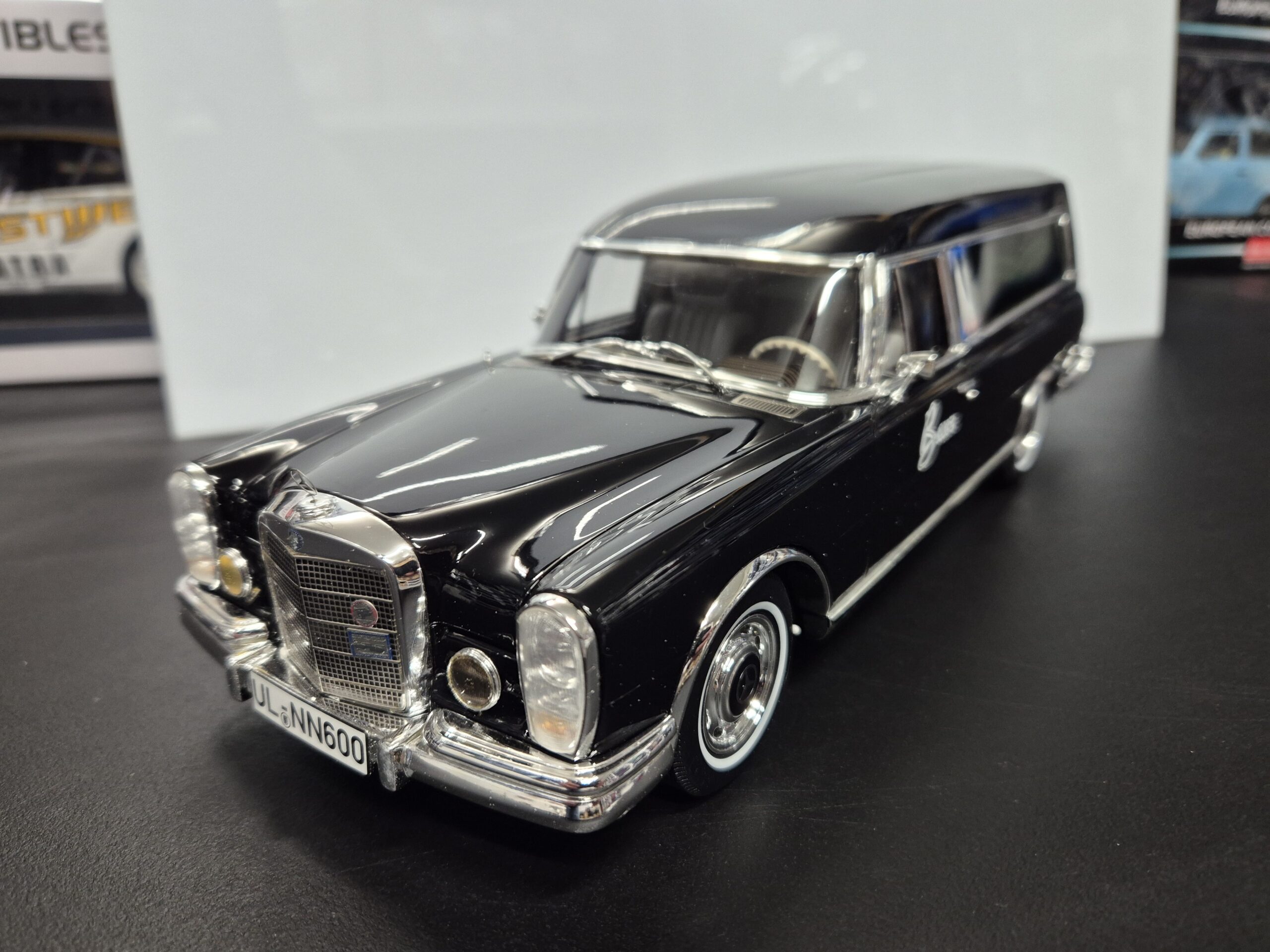 BoS-Models Mercedes 600 Pollmann KARAWAN SAMOCHÓD POGRZEBOWY 1969, 1:18 BOS402 - obrazek 4