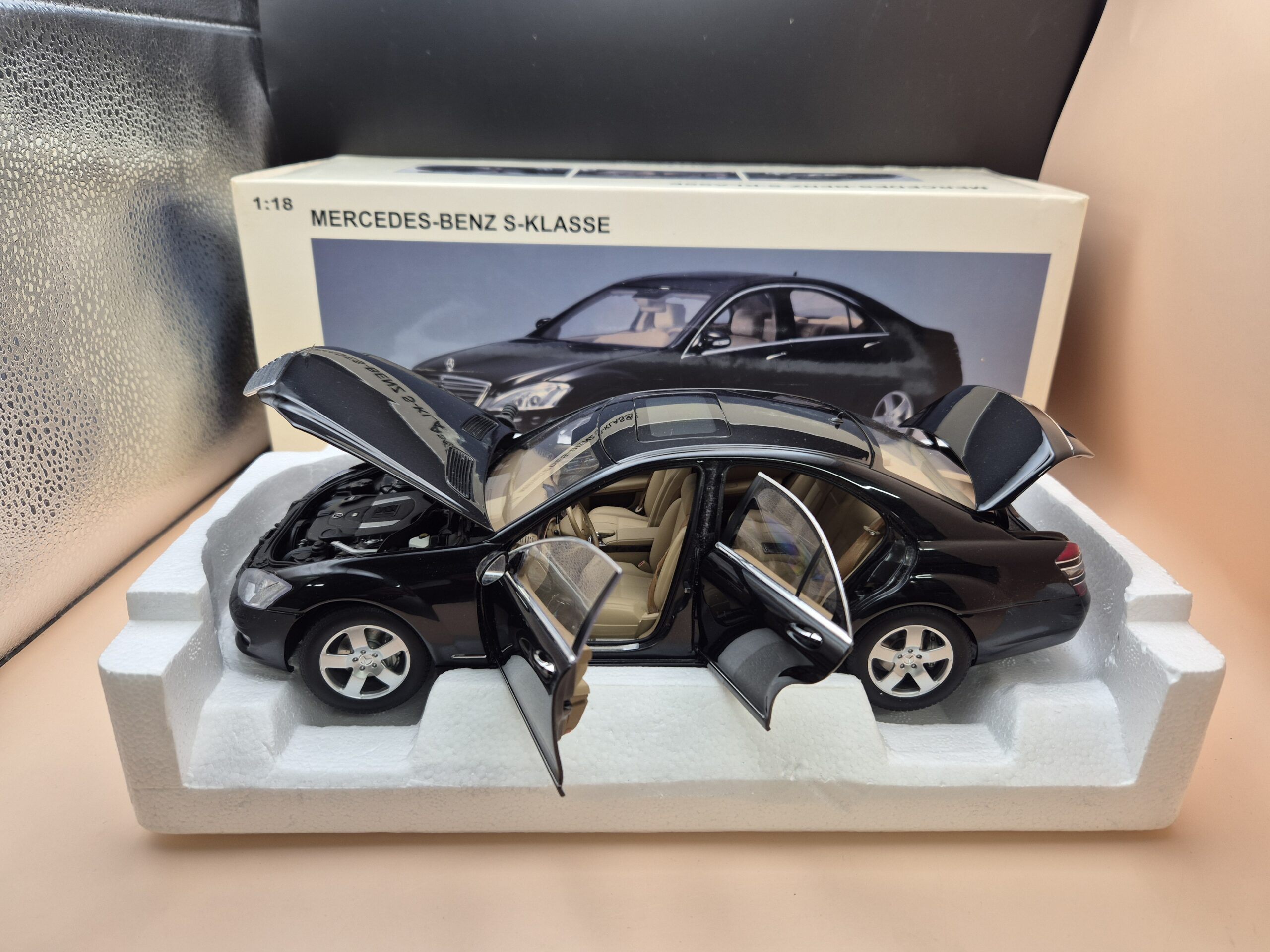 Mercedes S klasa W221 1/18 AUTOART 76177 - obrazek 4