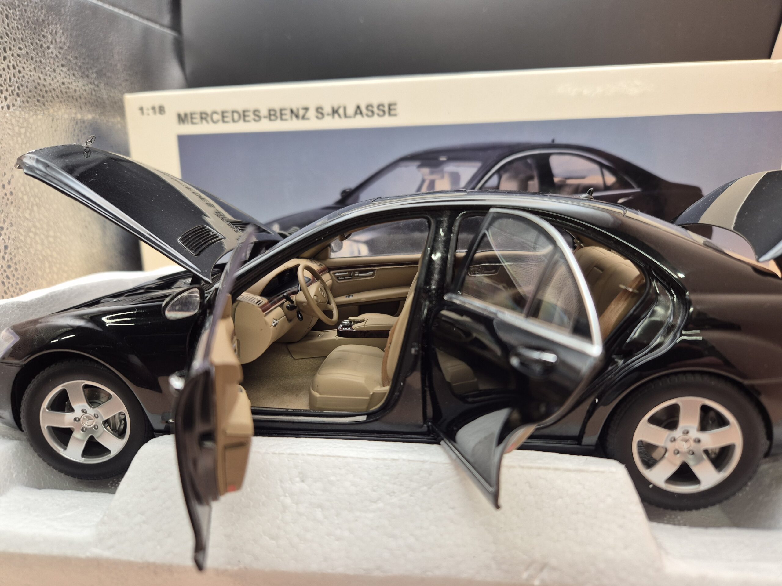 Mercedes S klasa W221 1/18 AUTOART 76177 - obrazek 5