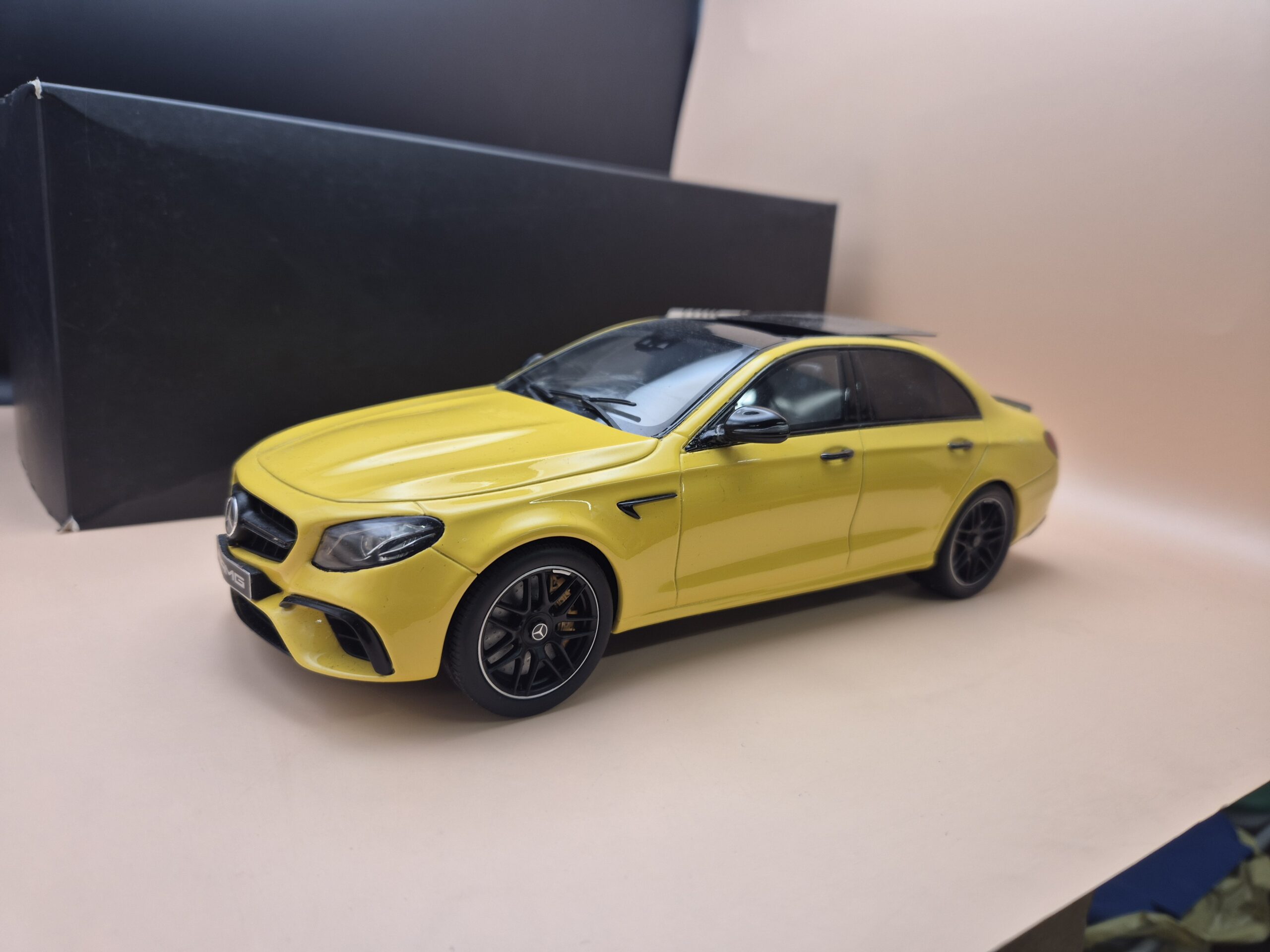 MERCEDES W213 E63 S AMG 1/18 GT SPIRIT B66963111 - obrazek 3