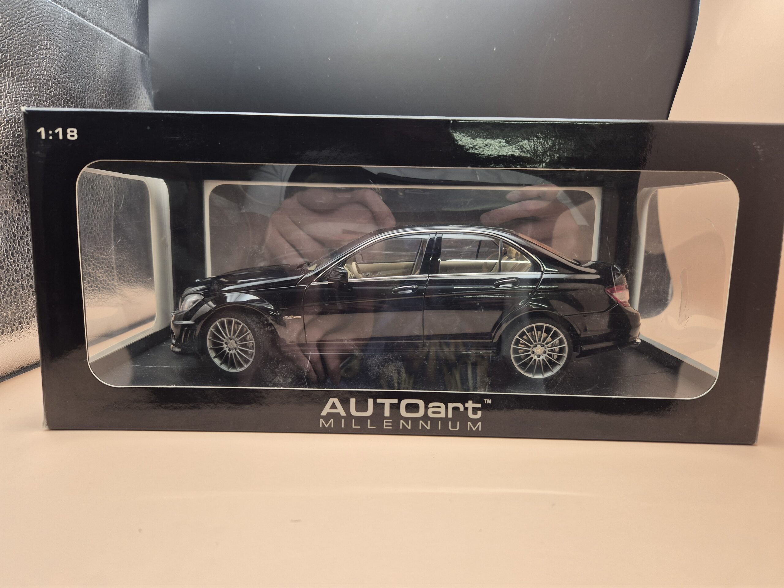 MERCEDES C KLASA W204 C63 AMG CZARNY 1/18 AUTOART 76268 - obrazek 2