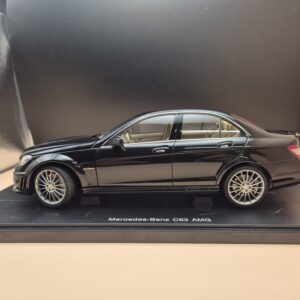 MERCEDES C KLASA W204 C63 AMG CZARNY 1/18 AUTOART 76268