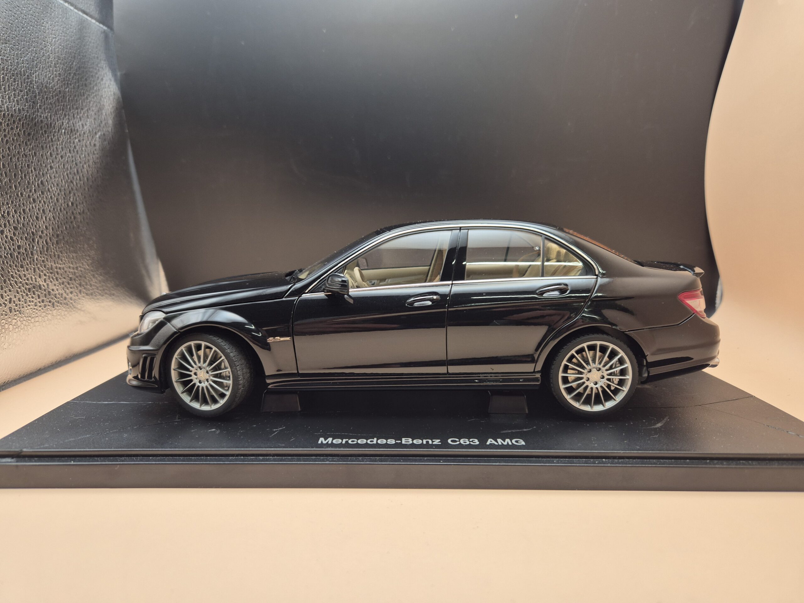 MERCEDES C KLASA W204 C63 AMG CZARNY 1/18 AUTOART 76268