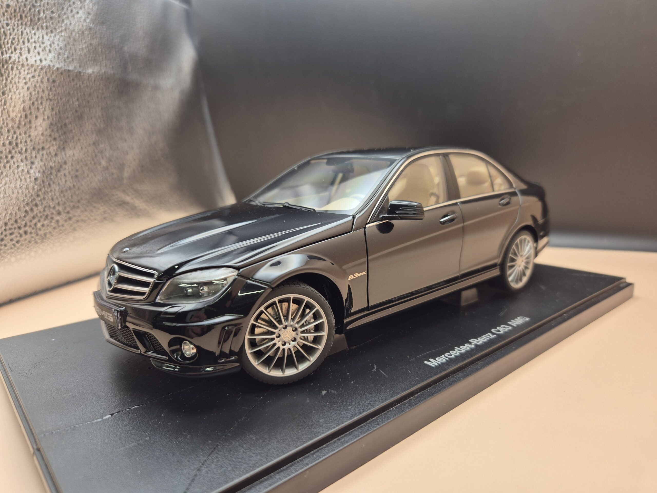 MERCEDES C KLASA W204 C63 AMG CZARNY 1/18 AUTOART 76268 - obrazek 5