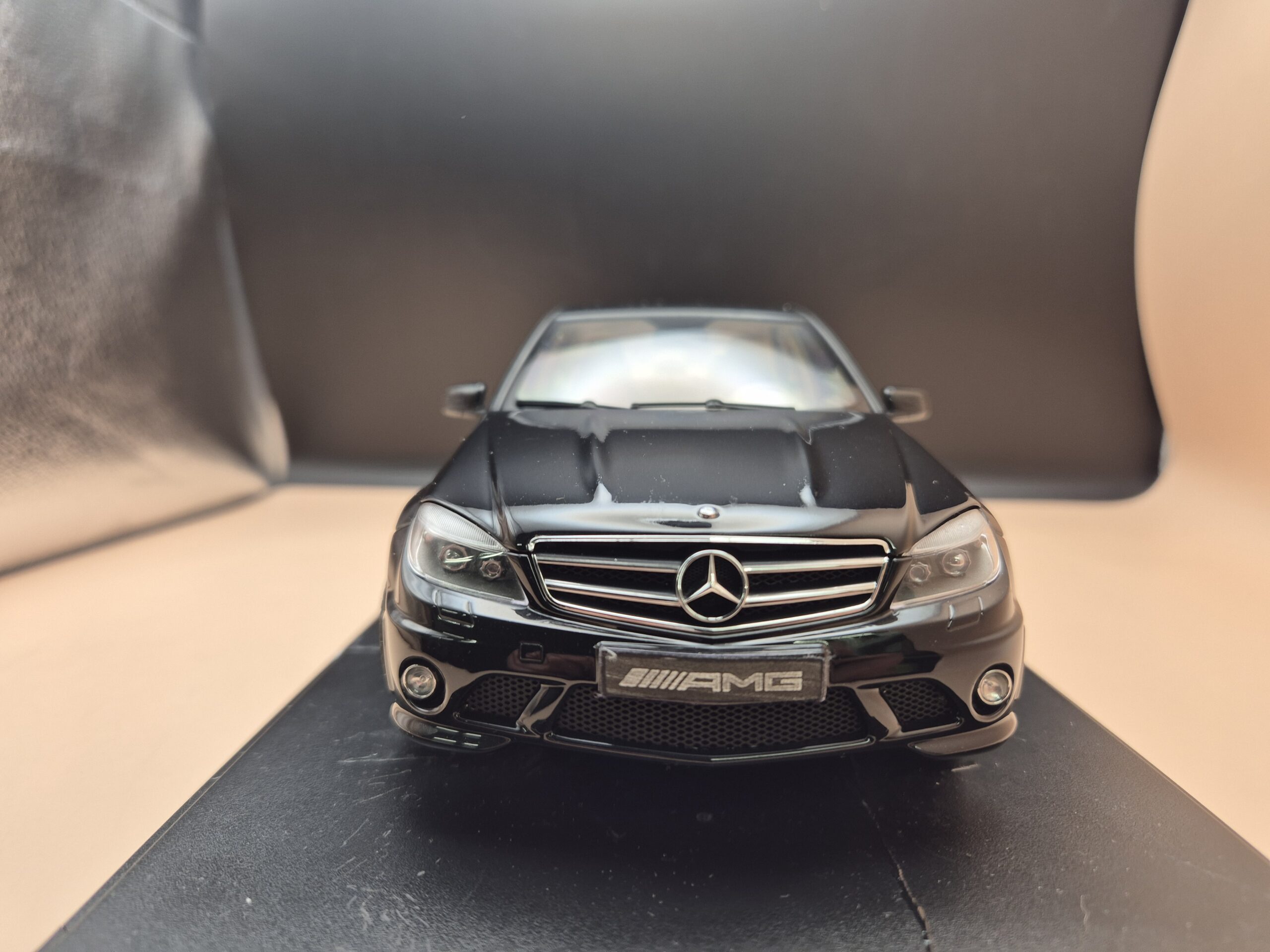 MERCEDES C KLASA W204 C63 AMG CZARNY 1/18 AUTOART 76268 - obrazek 6