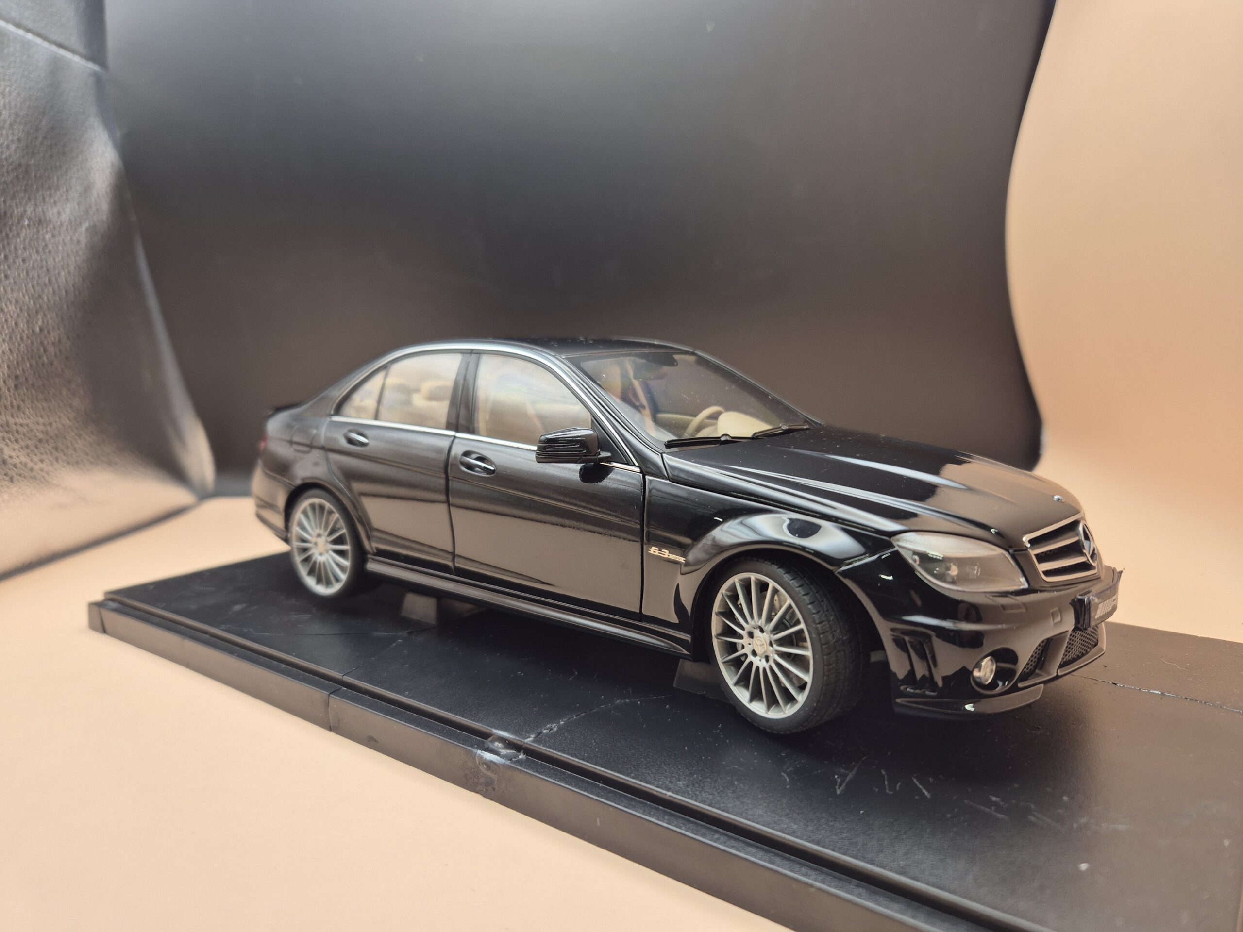 MERCEDES C KLASA W204 C63 AMG CZARNY 1/18 AUTOART 76268 - obrazek 7