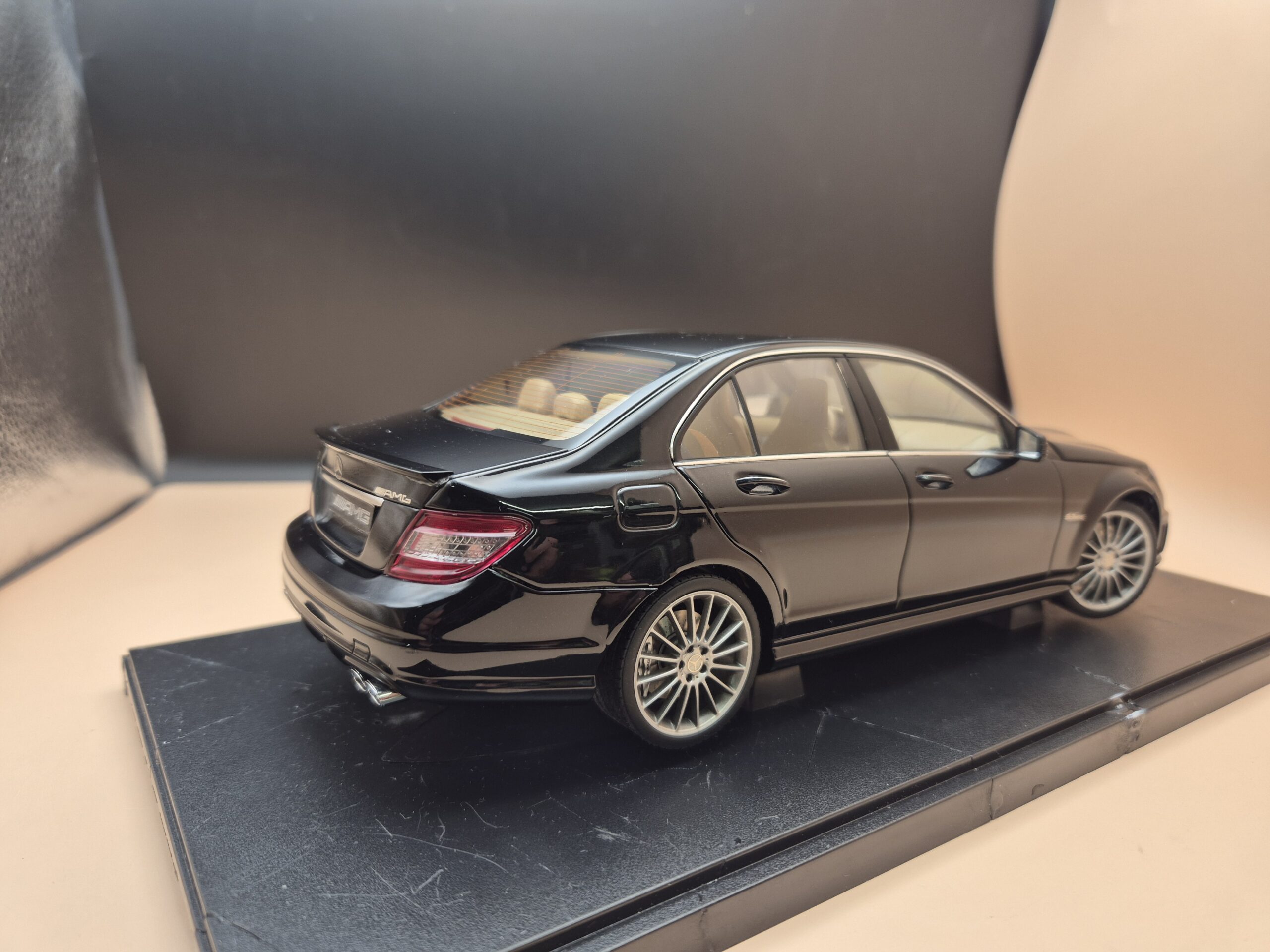 MERCEDES C KLASA W204 C63 AMG CZARNY 1/18 AUTOART 76268 - obrazek 8