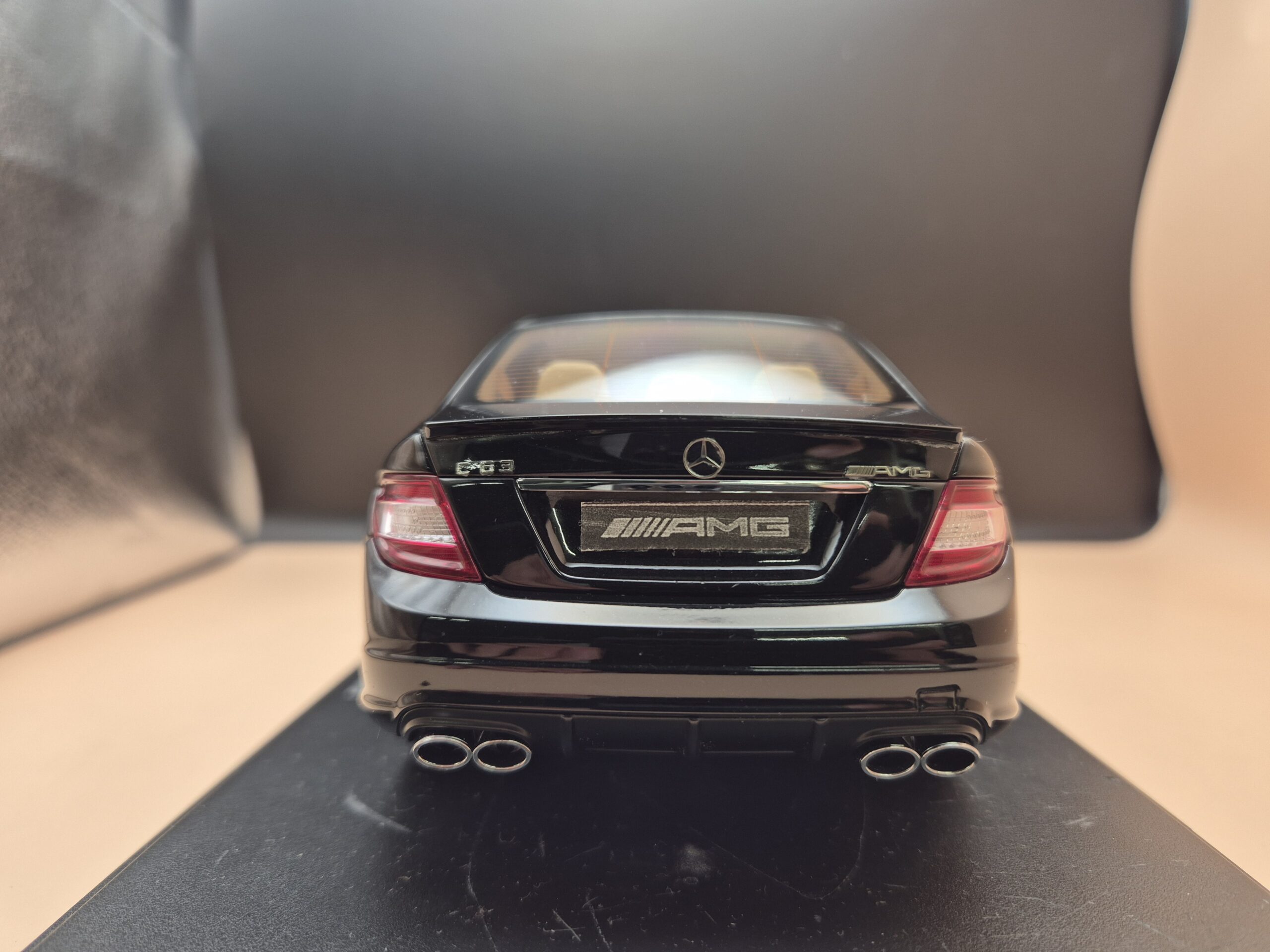 MERCEDES C KLASA W204 C63 AMG CZARNY 1/18 AUTOART 76268 - obrazek 9