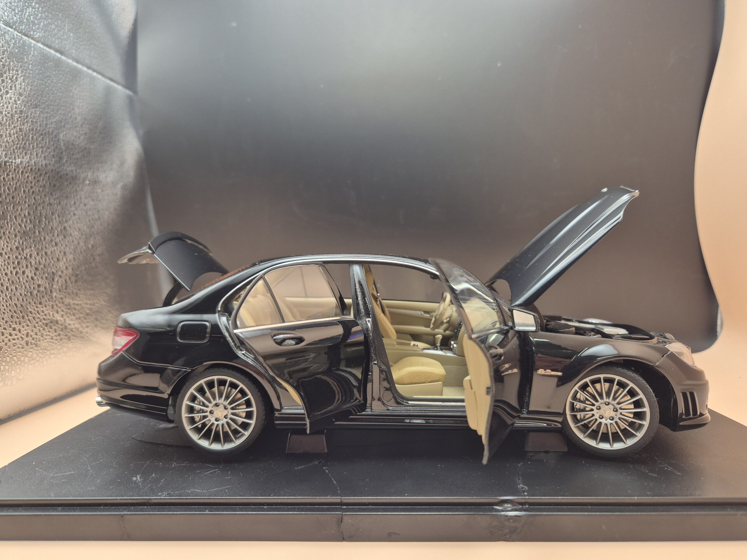MERCEDES C KLASA W204 C63 AMG CZARNY 1/18 AUTOART 76268 - obrazek 10