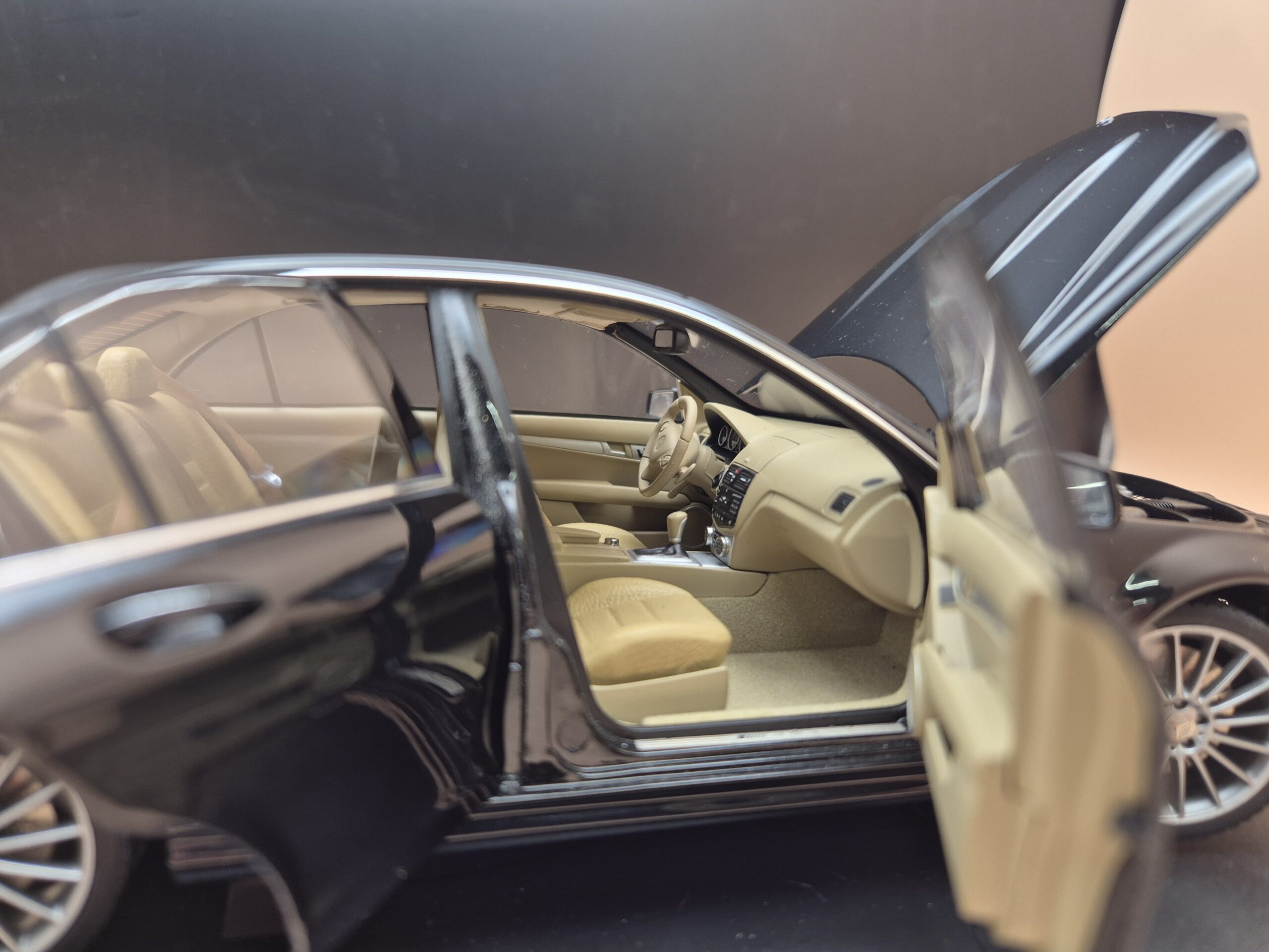 MERCEDES C KLASA W204 C63 AMG CZARNY 1/18 AUTOART 76268 - obrazek 11
