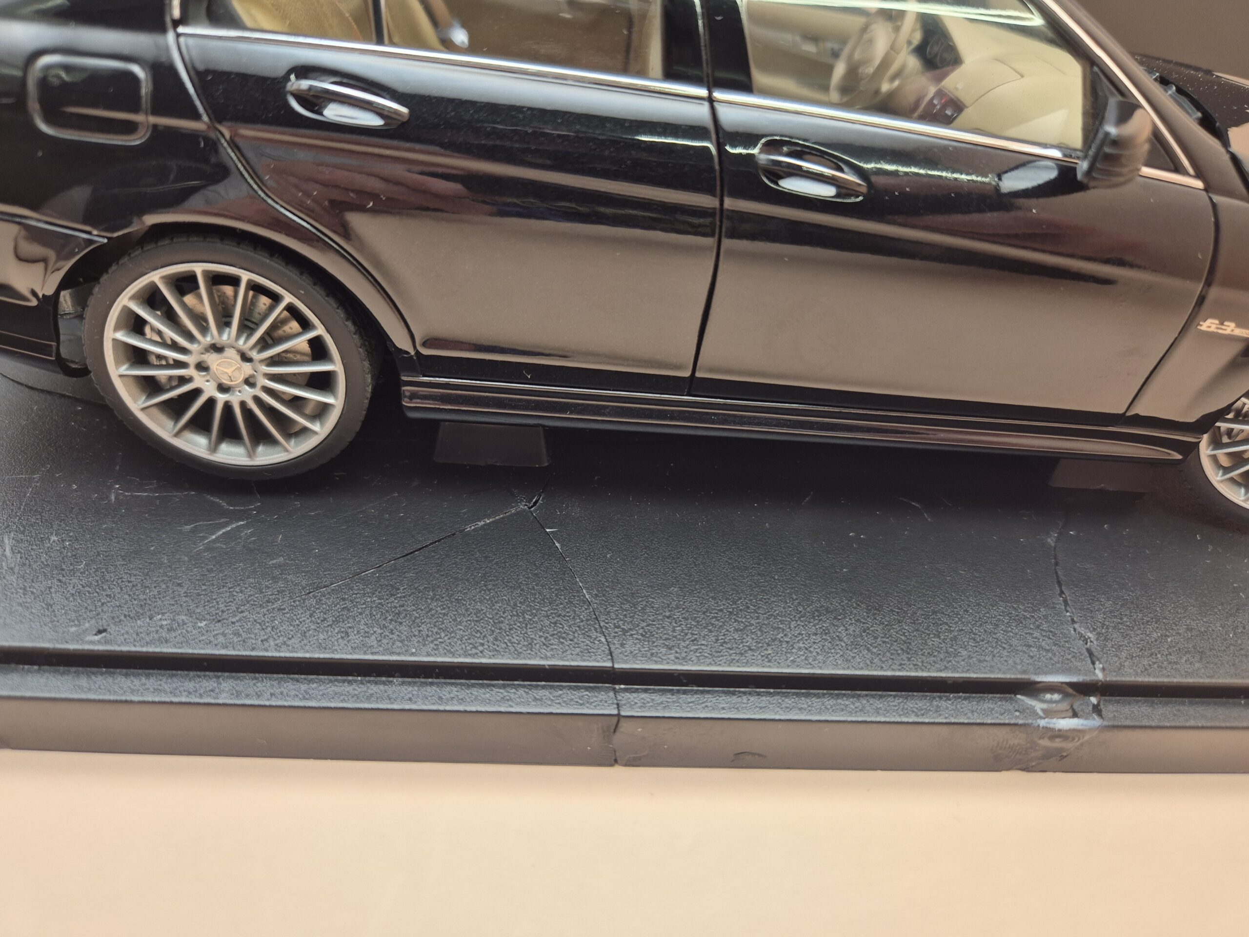 MERCEDES C KLASA W204 C63 AMG CZARNY 1/18 AUTOART 76268 - obrazek 12