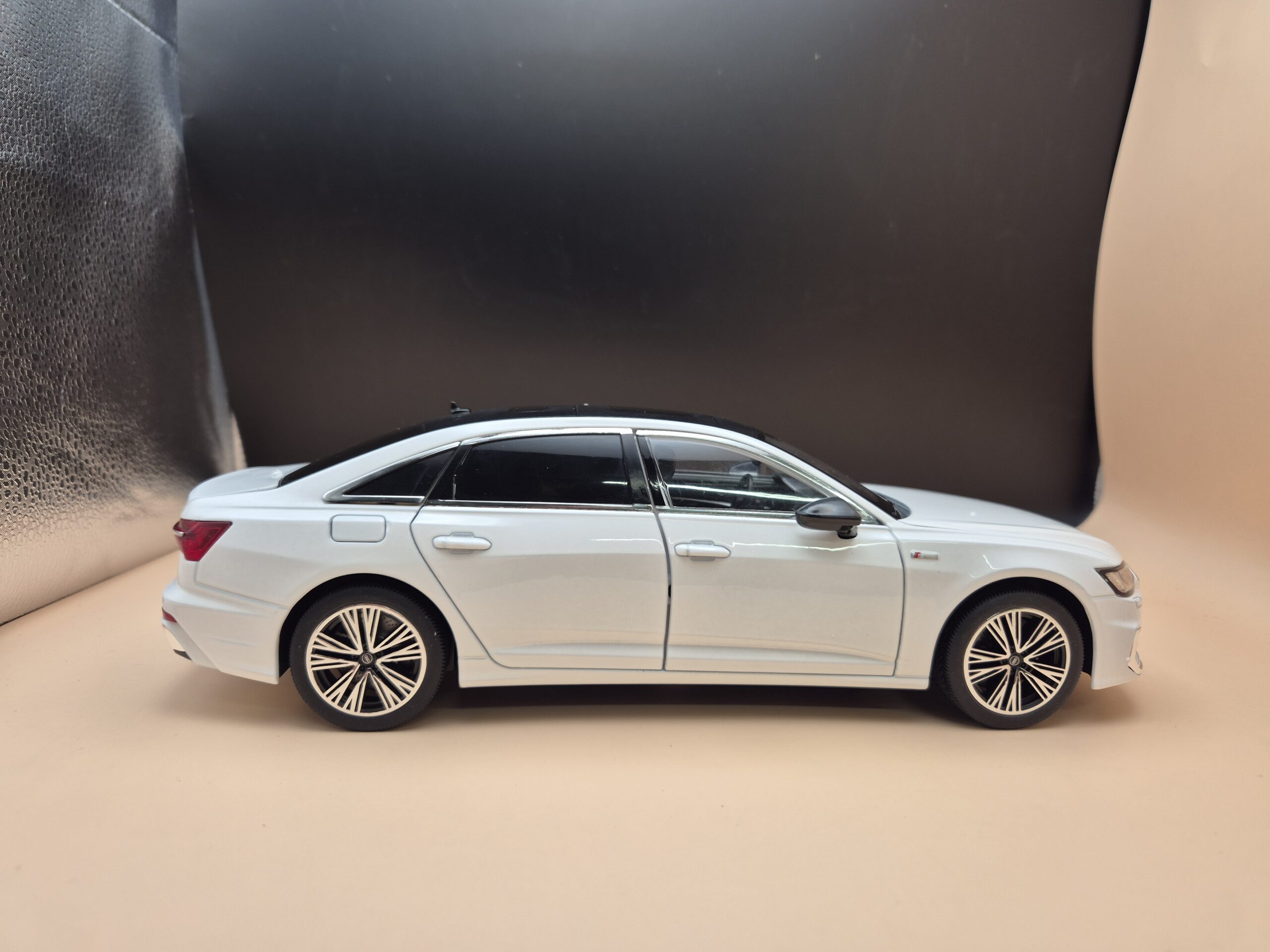 AUDI A6 C8 SEDAN LIMUZYNA SKALA 1/18 FULL OPEN - obrazek 2