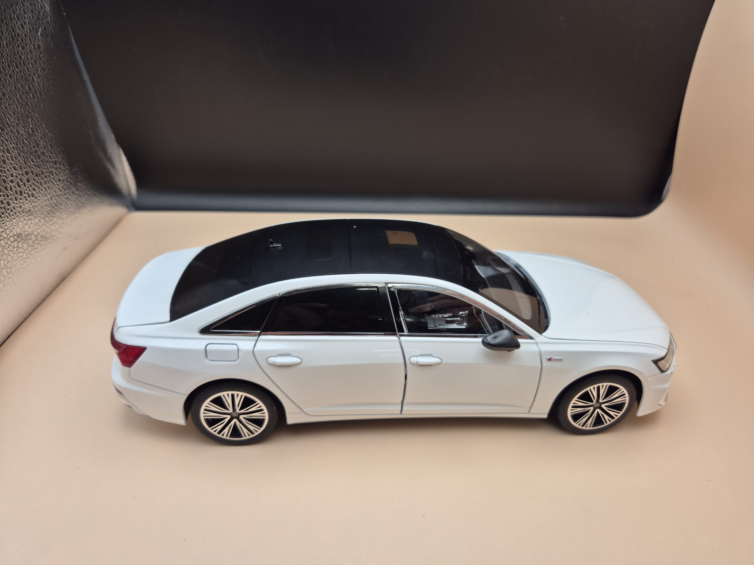 AUDI A6 C8 SEDAN LIMUZYNA SKALA 1/18 FULL OPEN - obrazek 3